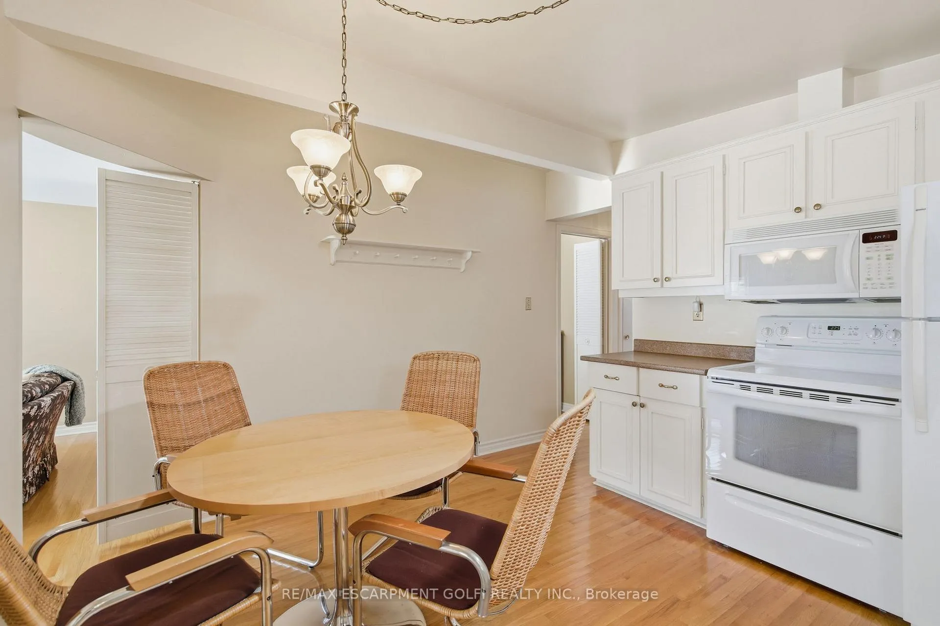 Photo 9 of 106 Fielding Crescent, Hamilton, Lawfield — HOMEH