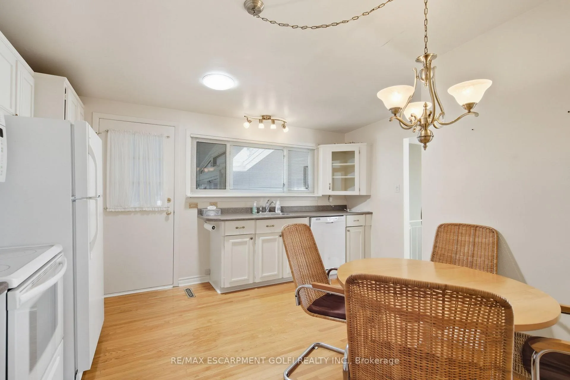 Photo 10 of 106 Fielding Crescent, Hamilton, Lawfield — HOMEH
