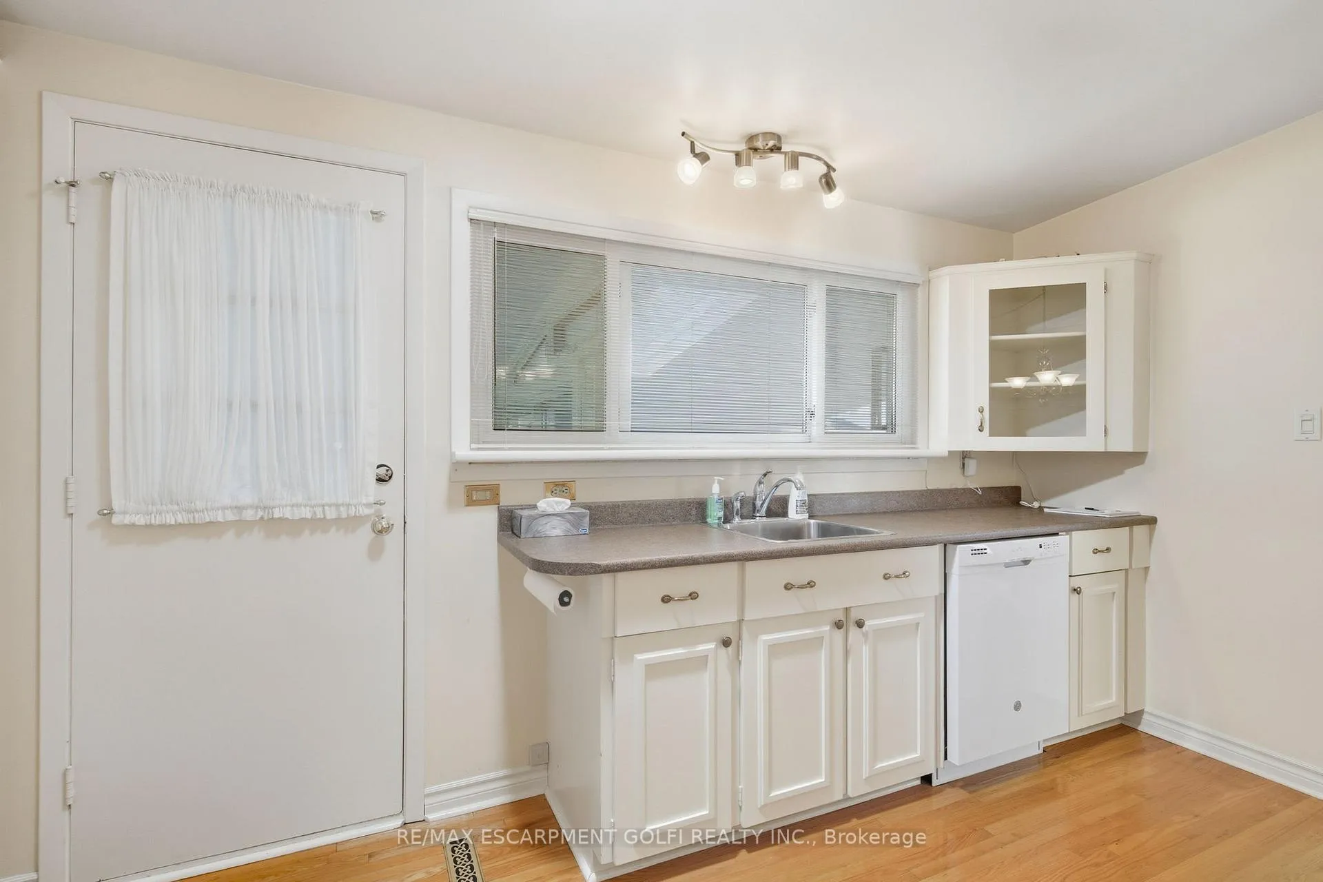 Photo 11 of 106 Fielding Crescent, Hamilton, Lawfield — HOMEH