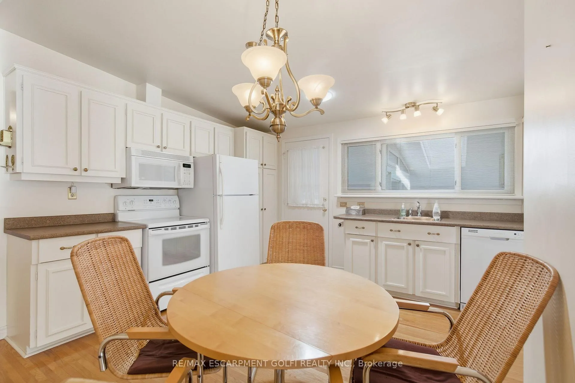 Photo 12 of 106 Fielding Crescent, Hamilton, Lawfield — HOMEH