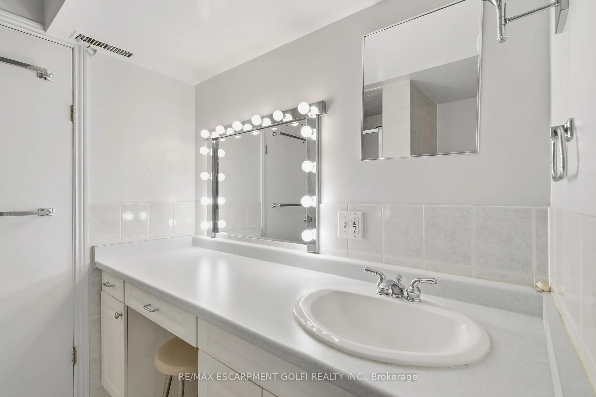 Photo 22 of 106 Fielding Crescent, Hamilton, Lawfield — HOMEH