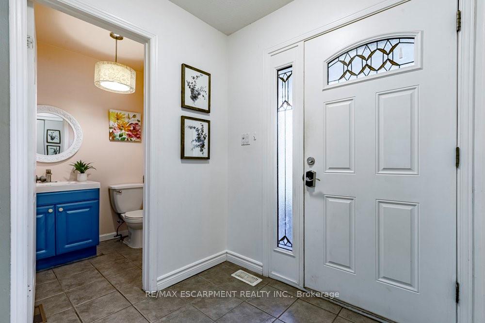 Photo 3 of 300 Crerar Drive, Hamilton, Crerar — HOMEH