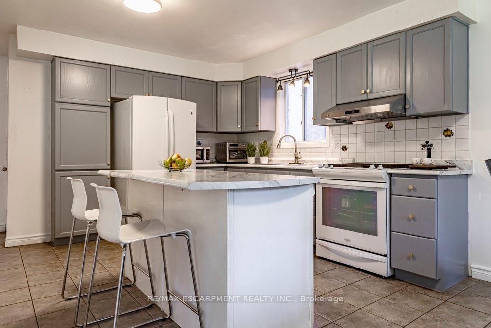 Photo 14 of 300 Crerar Drive, Hamilton, Crerar — HOMEH
