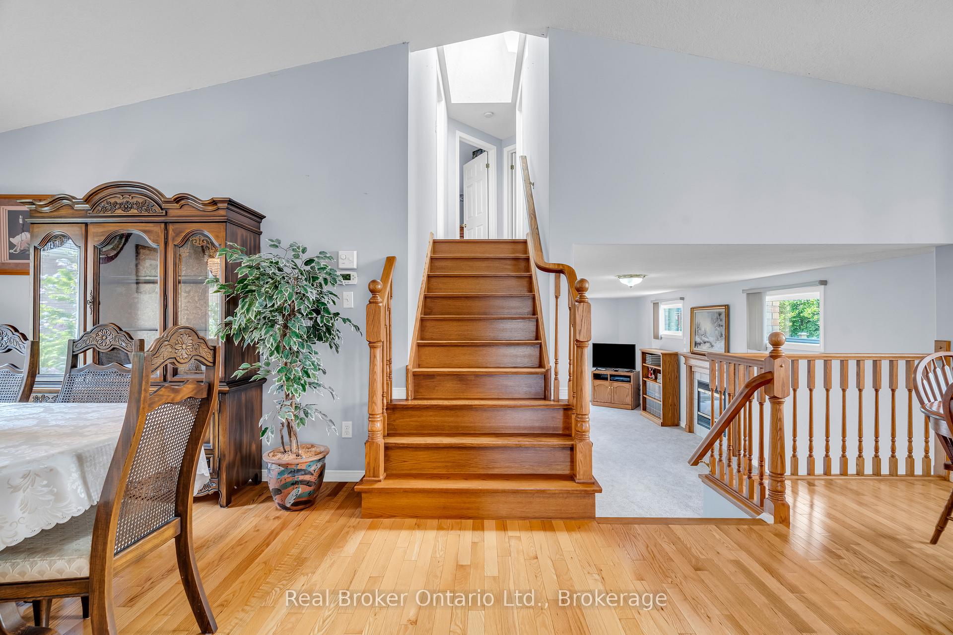 Photo 5 of 37 Borland Drive, Guelph, Clairfields/Hanlon Business Park — HOMEH