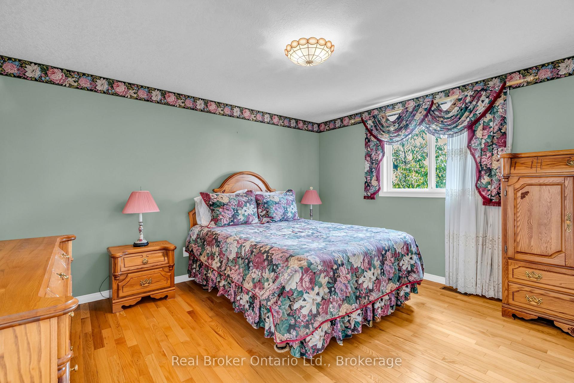 Photo 10 of 37 Borland Drive, Guelph, Clairfields/Hanlon Business Park — HOMEH