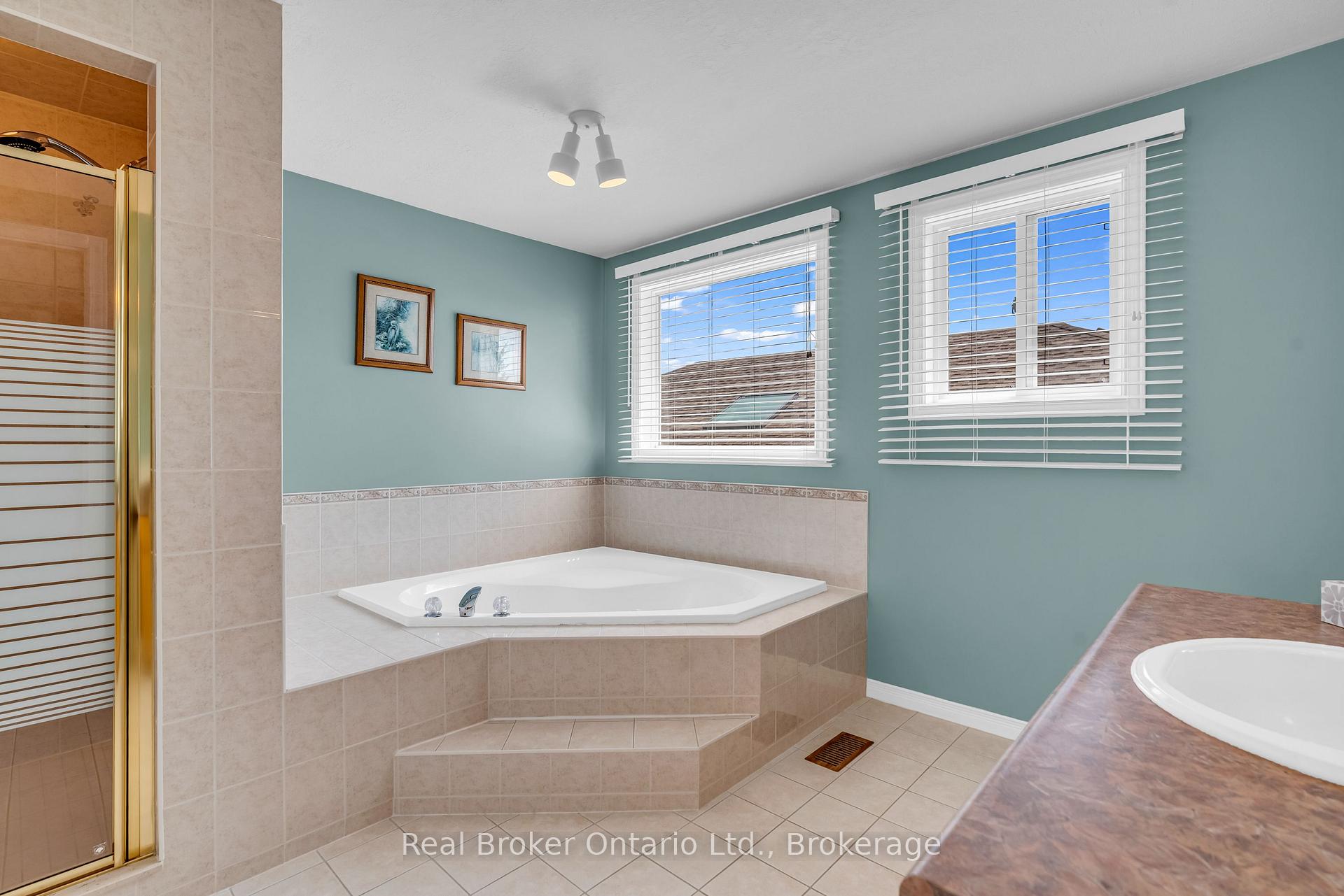 Photo 11 of 37 Borland Drive, Guelph, Clairfields/Hanlon Business Park — HOMEH