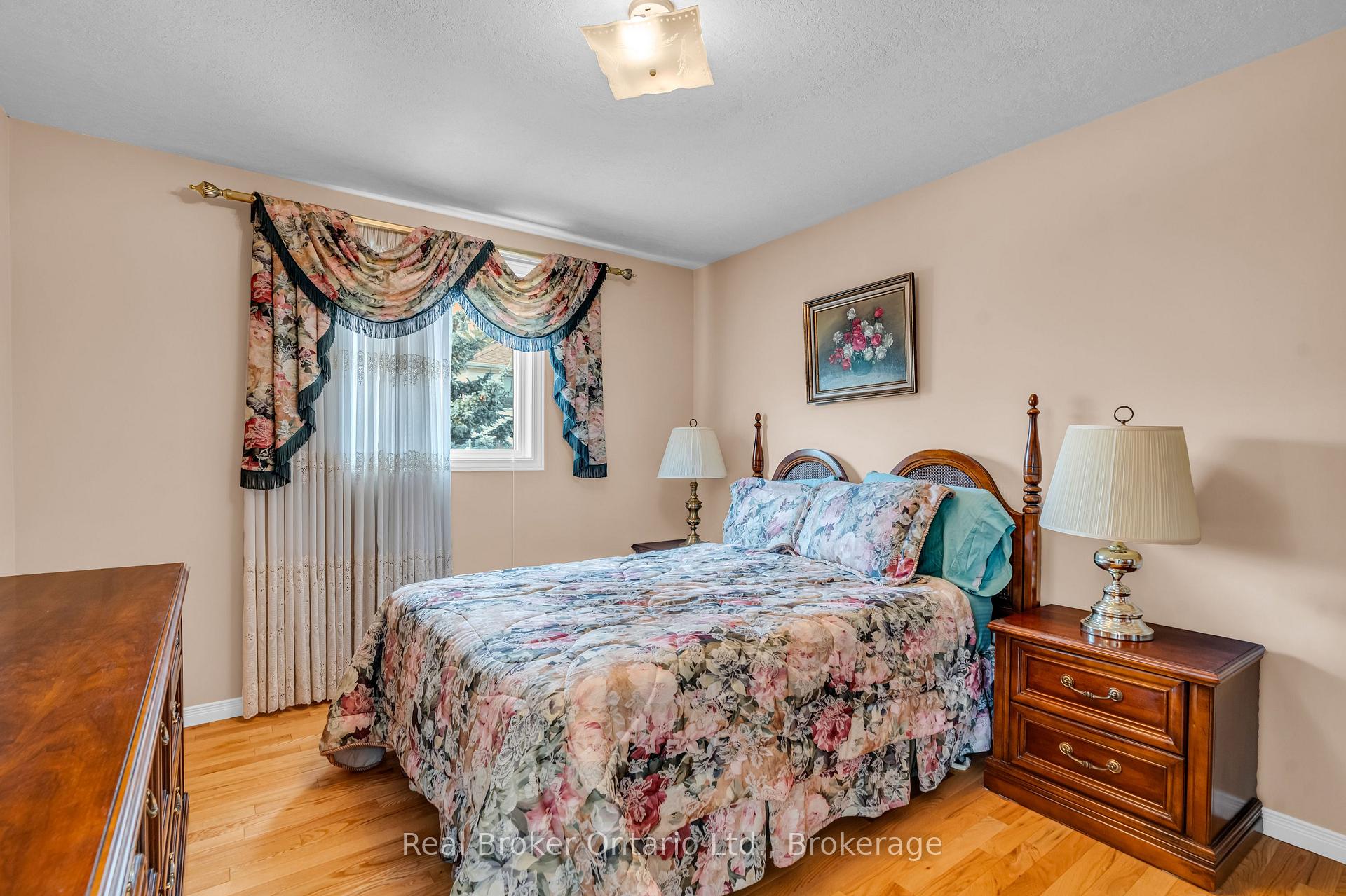 Photo 12 of 37 Borland Drive, Guelph, Clairfields/Hanlon Business Park — HOMEH