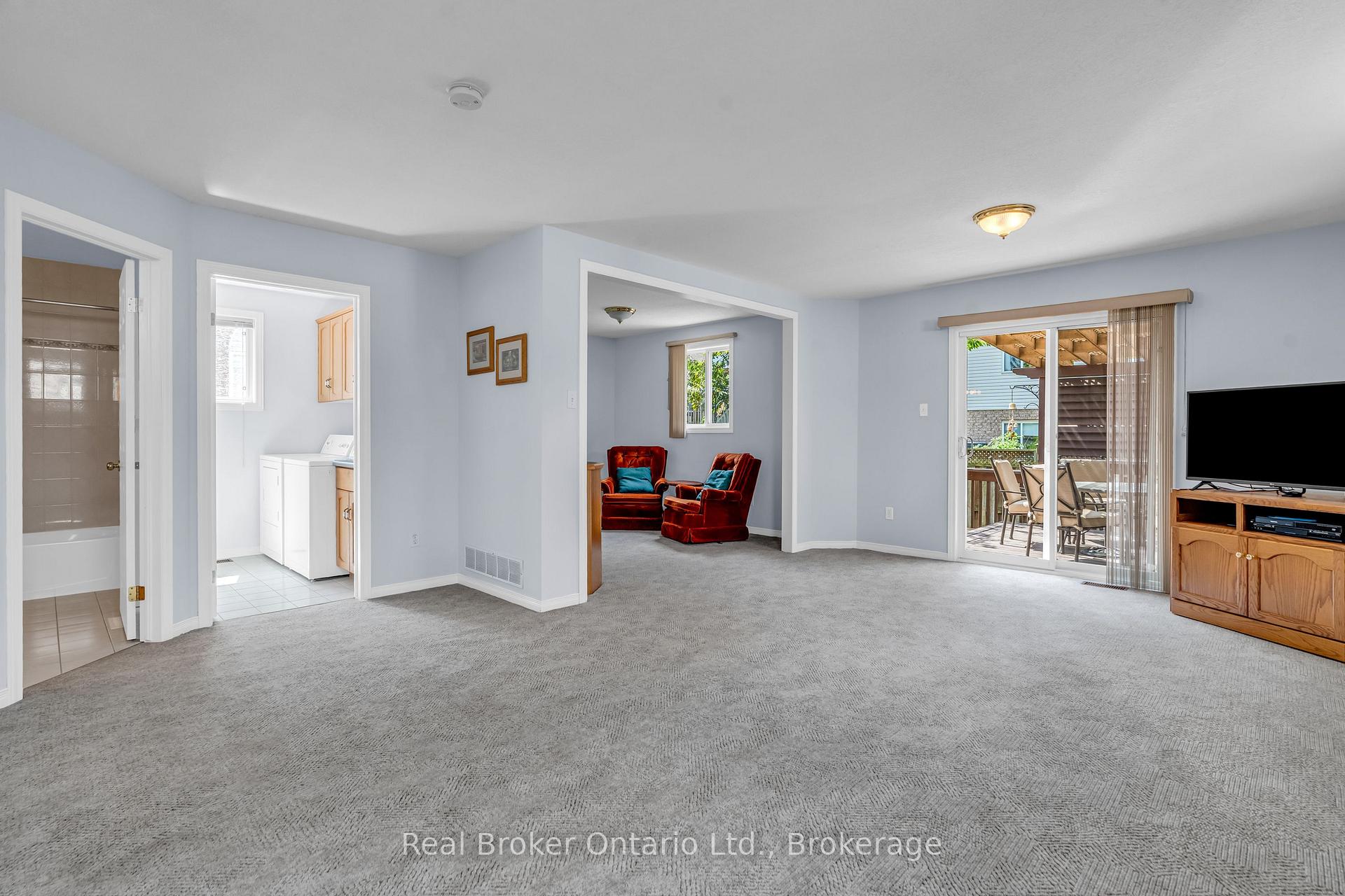 Photo 15 of 37 Borland Drive, Guelph, Clairfields/Hanlon Business Park — HOMEH