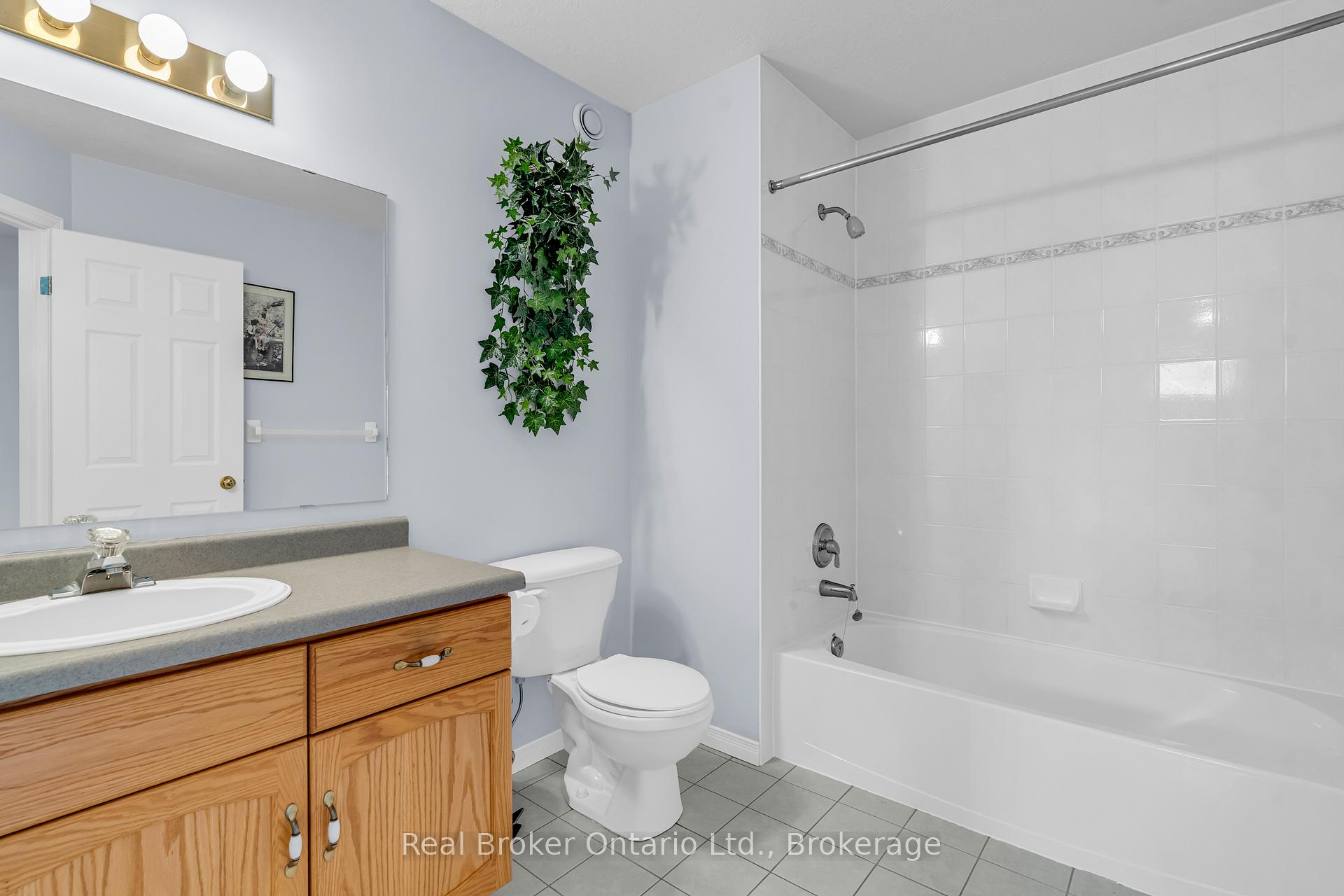 Photo 17 of 37 Borland Drive, Guelph, Clairfields/Hanlon Business Park — HOMEH