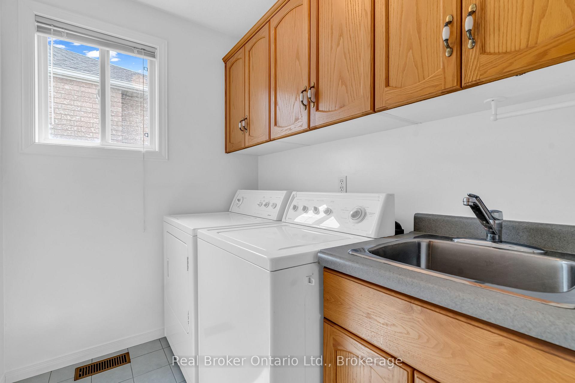 Photo 18 of 37 Borland Drive, Guelph, Clairfields/Hanlon Business Park — HOMEH