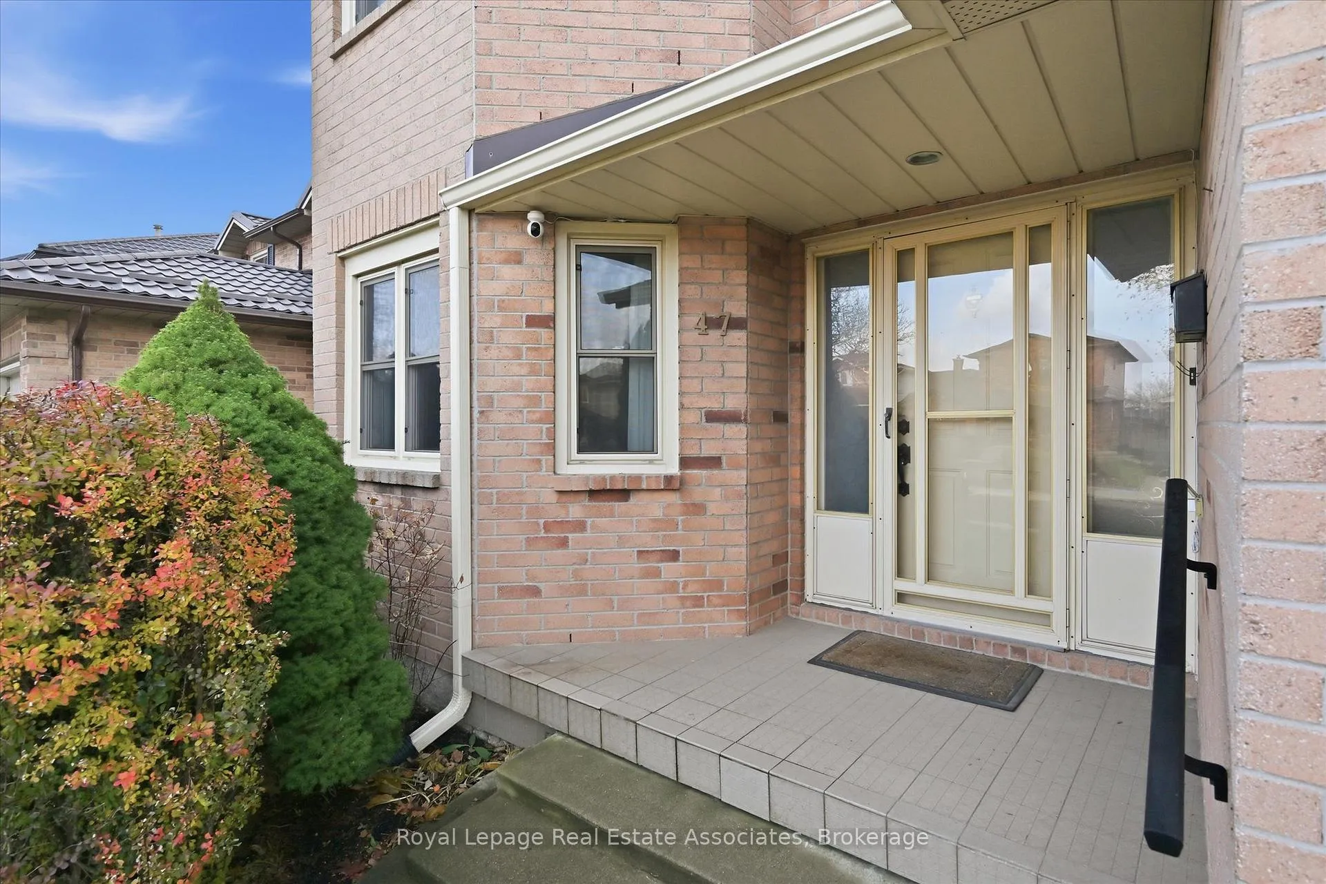Photo 2 of 47 Elmira Drive, Hamilton, Fessenden — HOMEH
