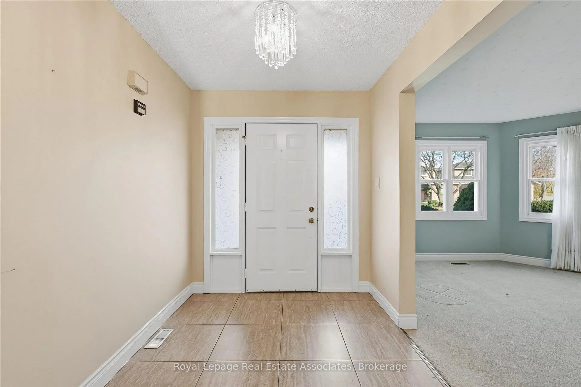 Photo 5 of 47 Elmira Drive, Hamilton, Fessenden — HOMEH