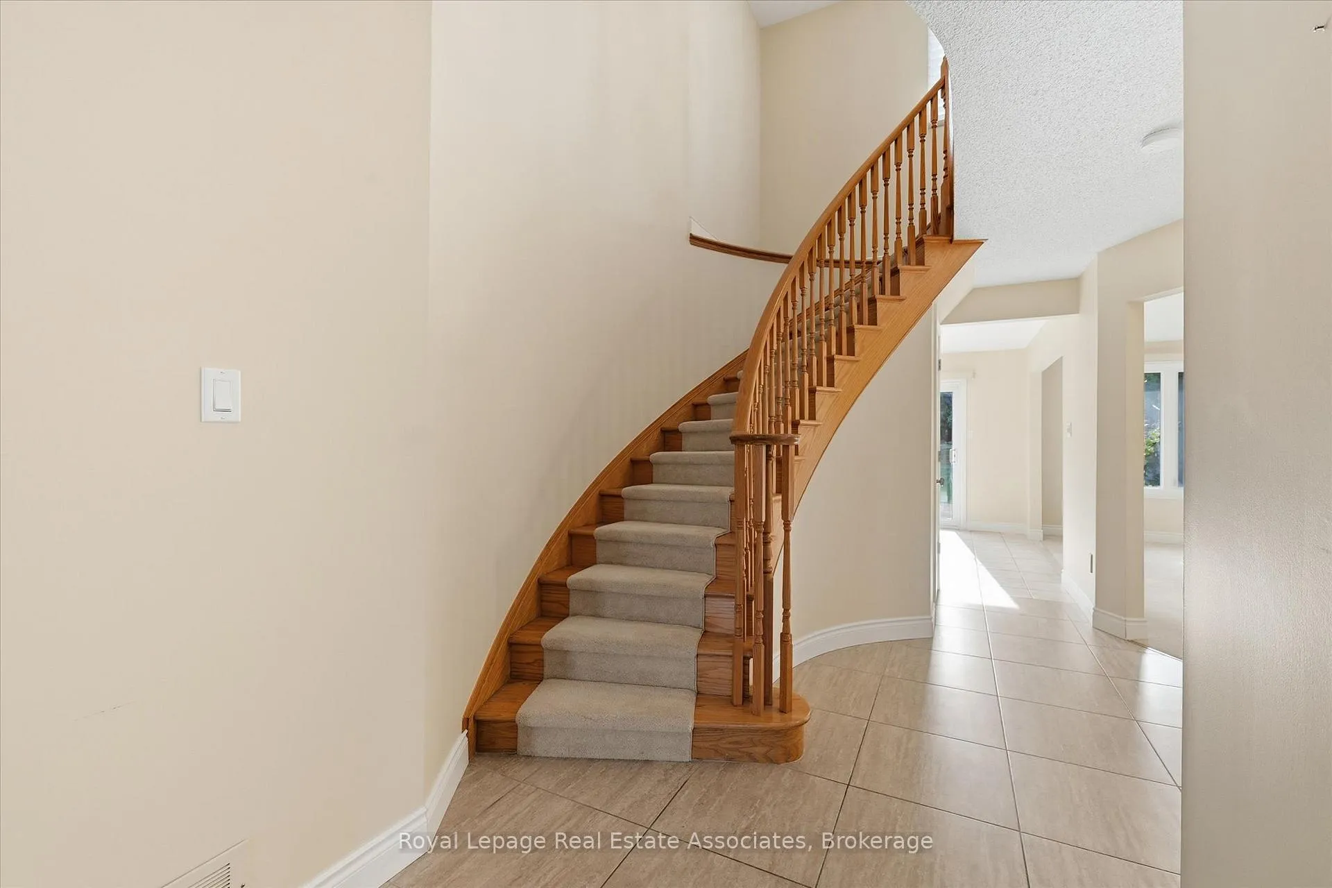 Photo 6 of 47 Elmira Drive, Hamilton, Fessenden — HOMEH