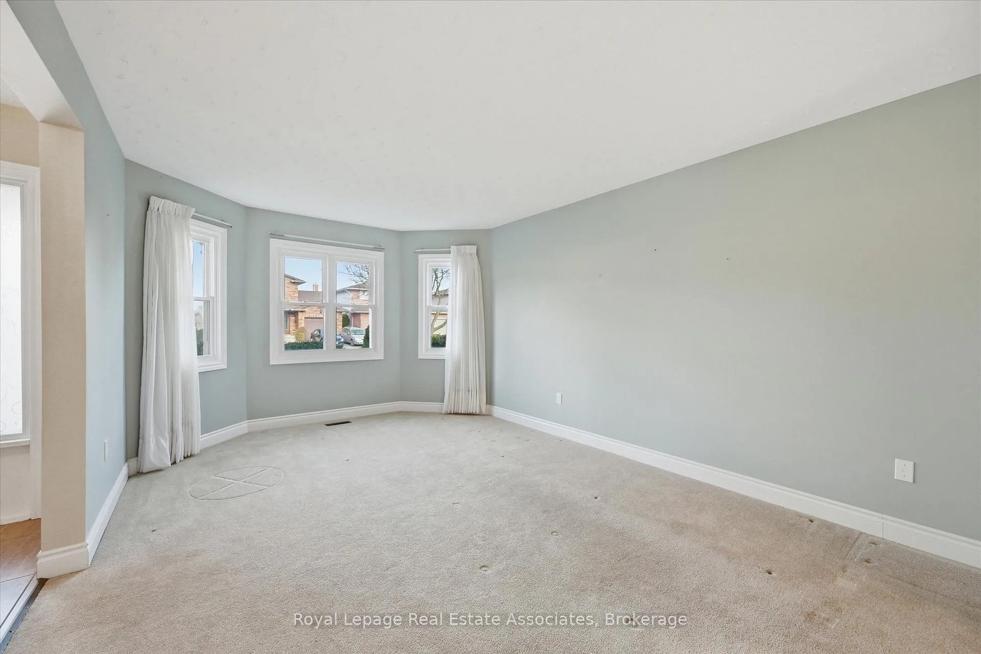 Photo 7 of 47 Elmira Drive, Hamilton, Fessenden — HOMEH