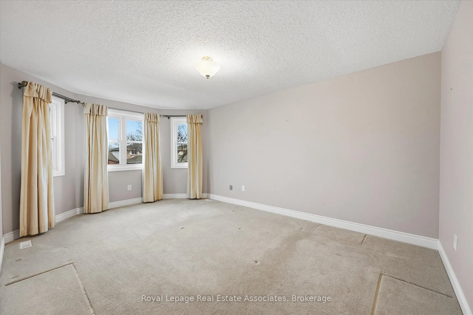 Photo 26 of 47 Elmira Drive, Hamilton, Fessenden — HOMEH