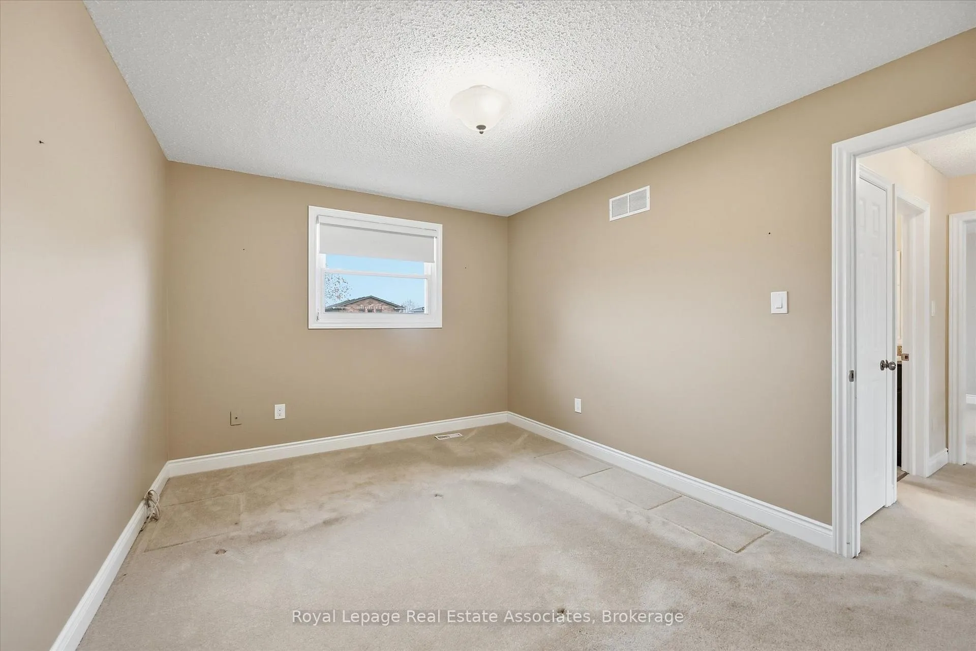 Photo 33 of 47 Elmira Drive, Hamilton, Fessenden — HOMEH