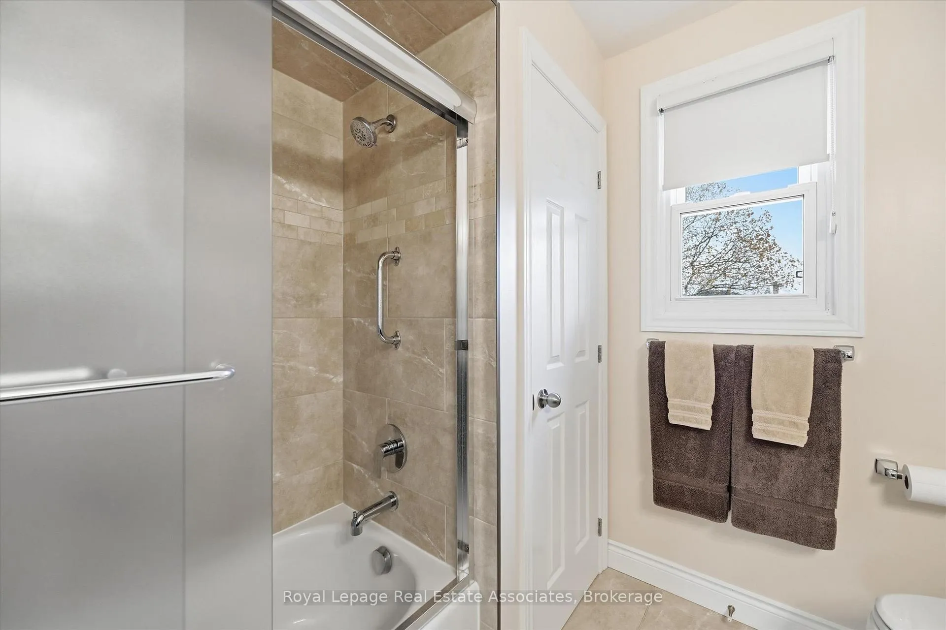 Photo 36 of 47 Elmira Drive, Hamilton, Fessenden — HOMEH