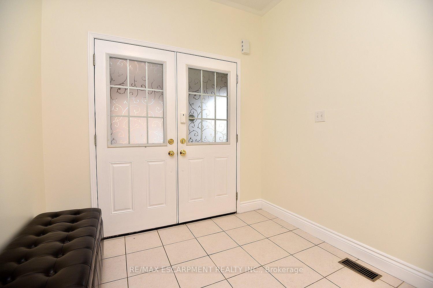 Photo 8 of 670 Lott Crescent, Milton, Coates — HOMEH