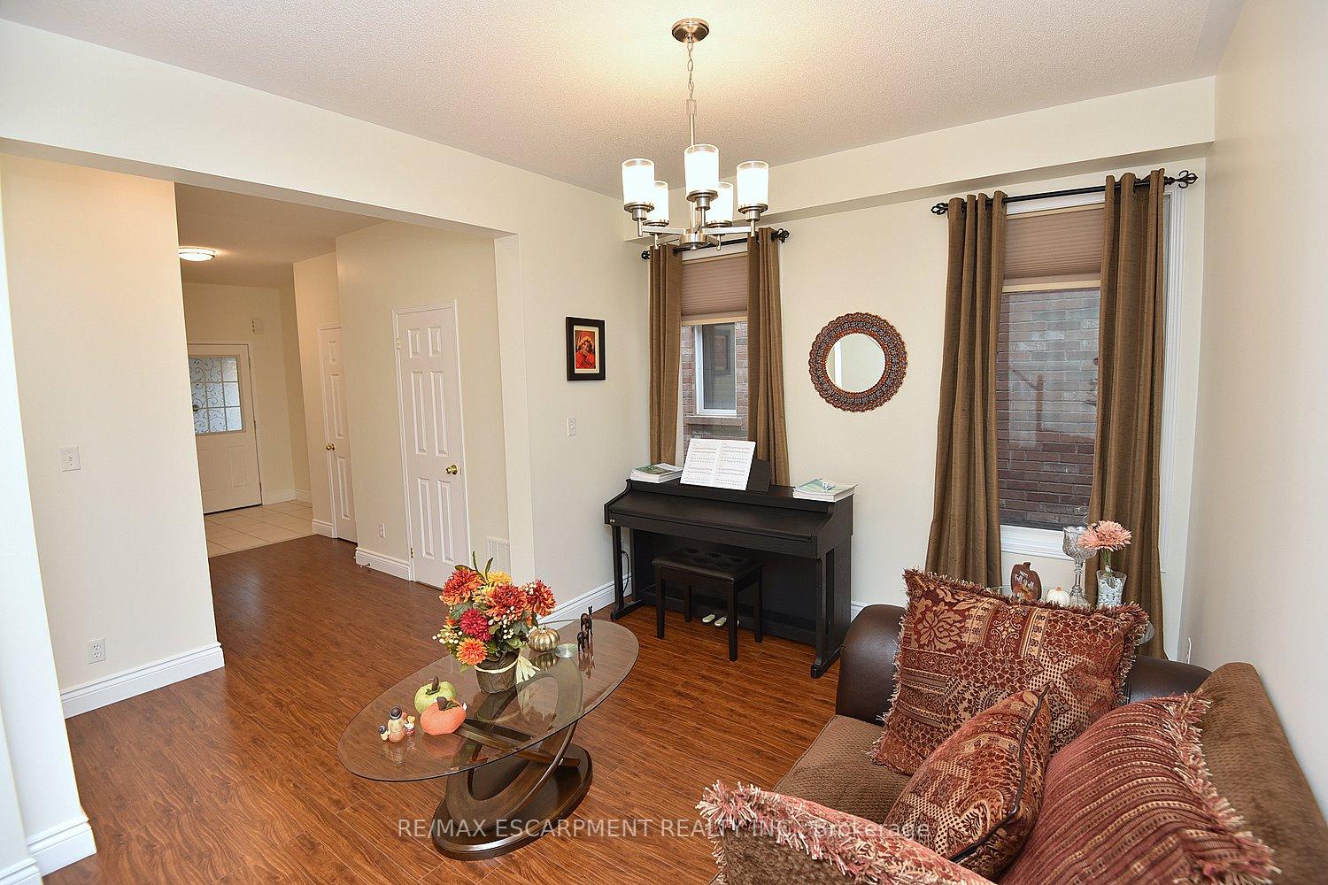 Photo 11 of 670 Lott Crescent, Milton, Coates — HOMEH