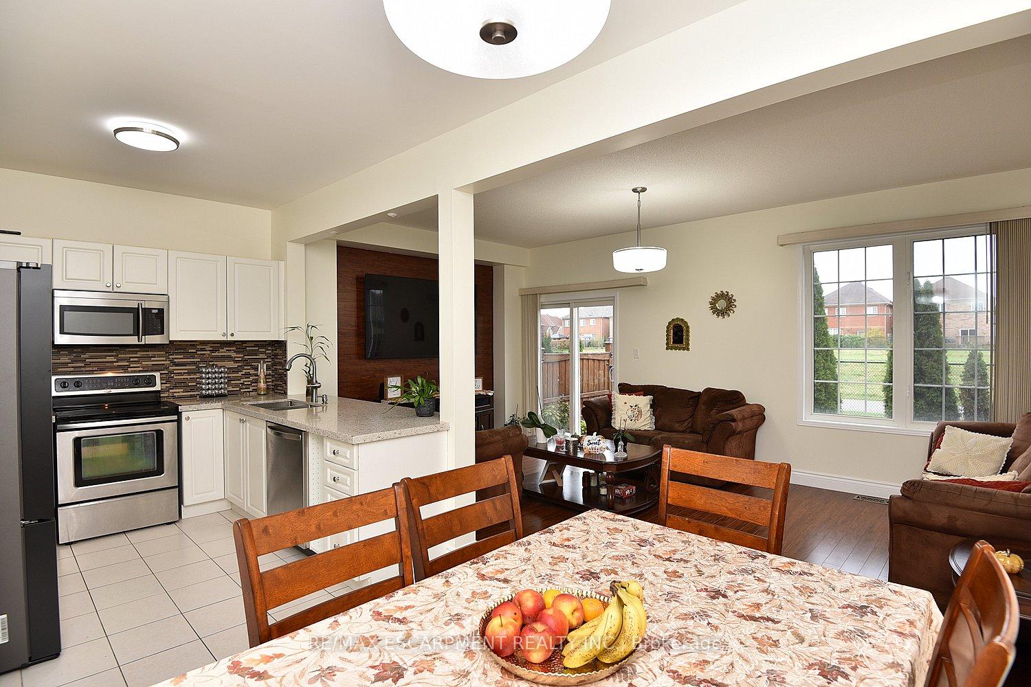 Photo 13 of 670 Lott Crescent, Milton, Coates — HOMEH