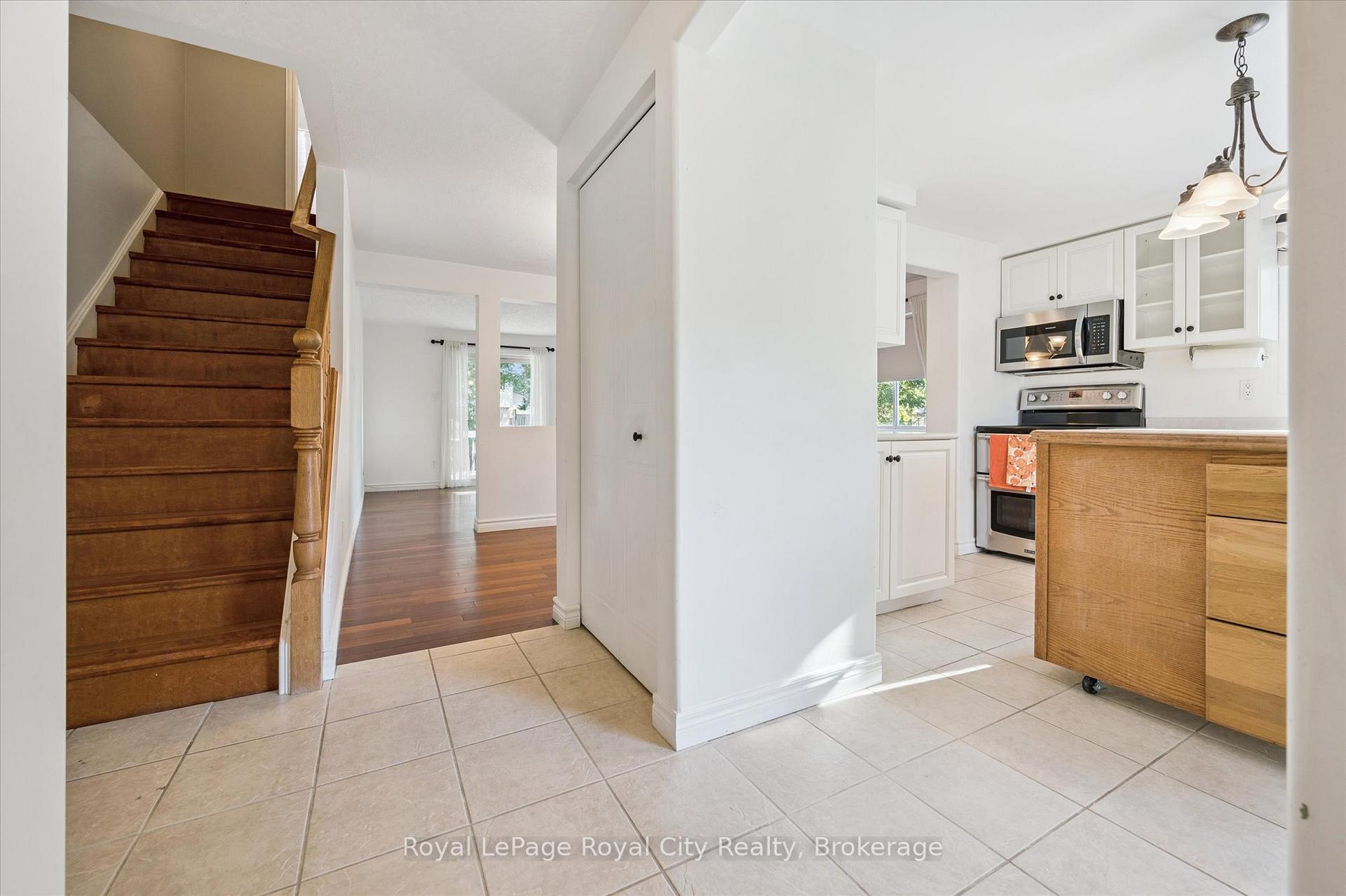 Photo 6 of 586 Kortright Road W, Guelph, Kortright West — HOMEH