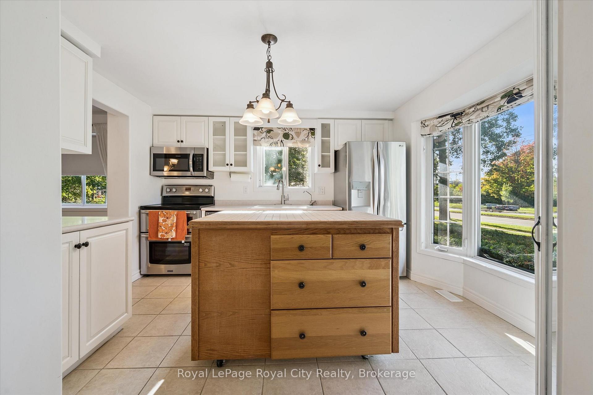 Photo 7 of 586 Kortright Road W, Guelph, Kortright West — HOMEH