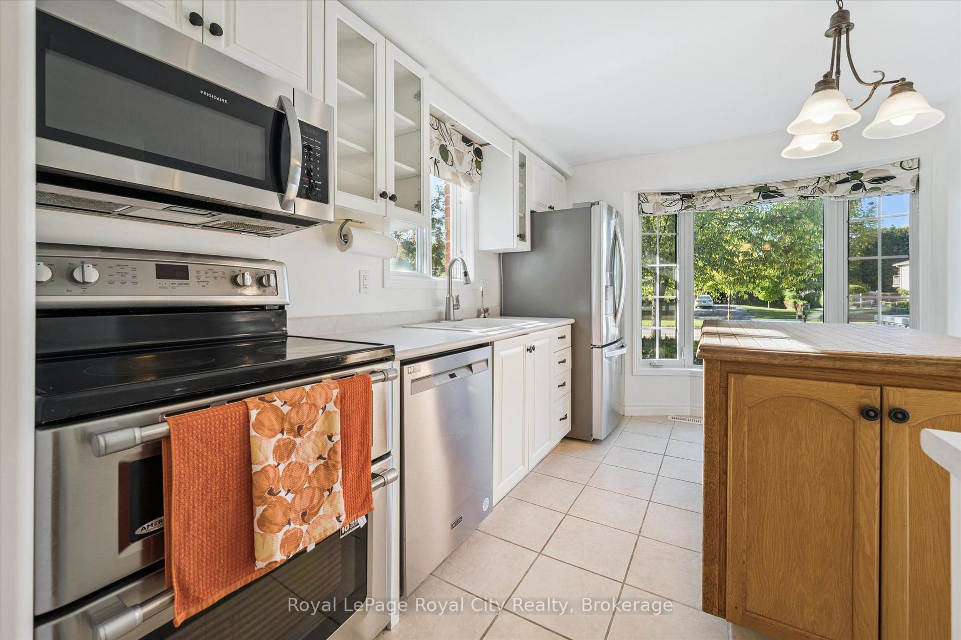 Photo 9 of 586 Kortright Road W, Guelph, Kortright West — HOMEH