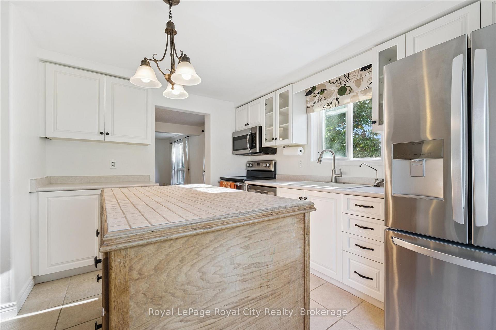 Photo 10 of 586 Kortright Road W, Guelph, Kortright West — HOMEH