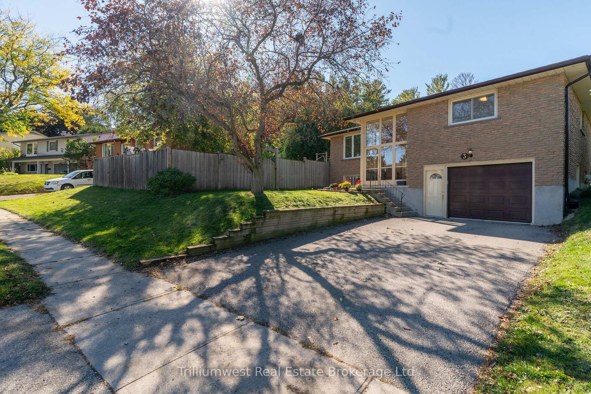 Photo 2 of 3 Blueridge Court, Guelph, Willow West/Sugarbush/West Acres — HOMEH