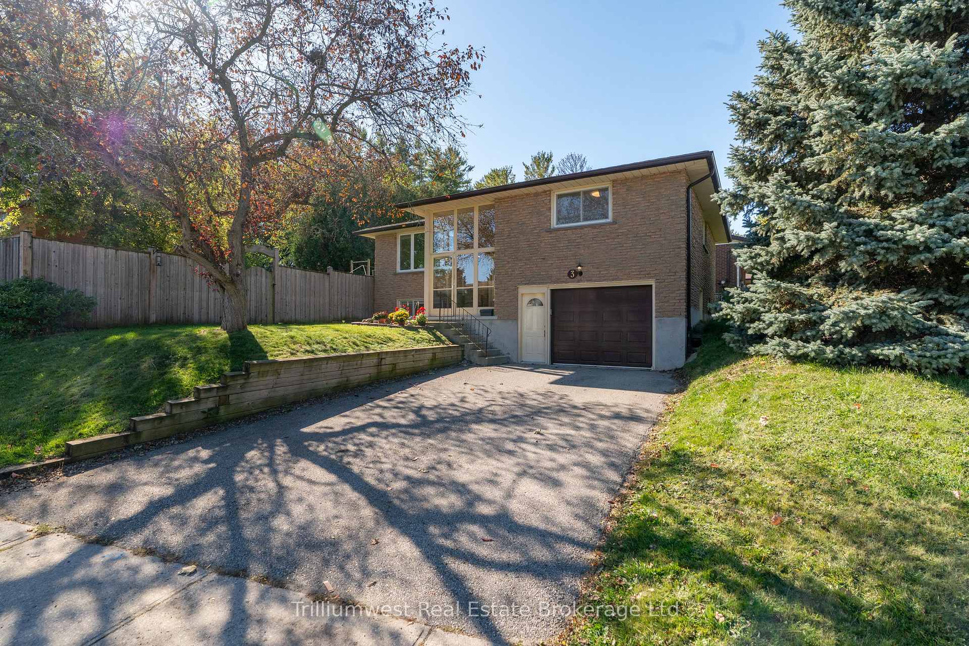 Photo 3 of 3 Blueridge Court, Guelph, Willow West/Sugarbush/West Acres — HOMEH