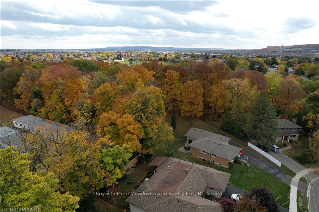 Photo 2 of 398 Maplewood Crescent, Milton, Old Milton — HOMEH