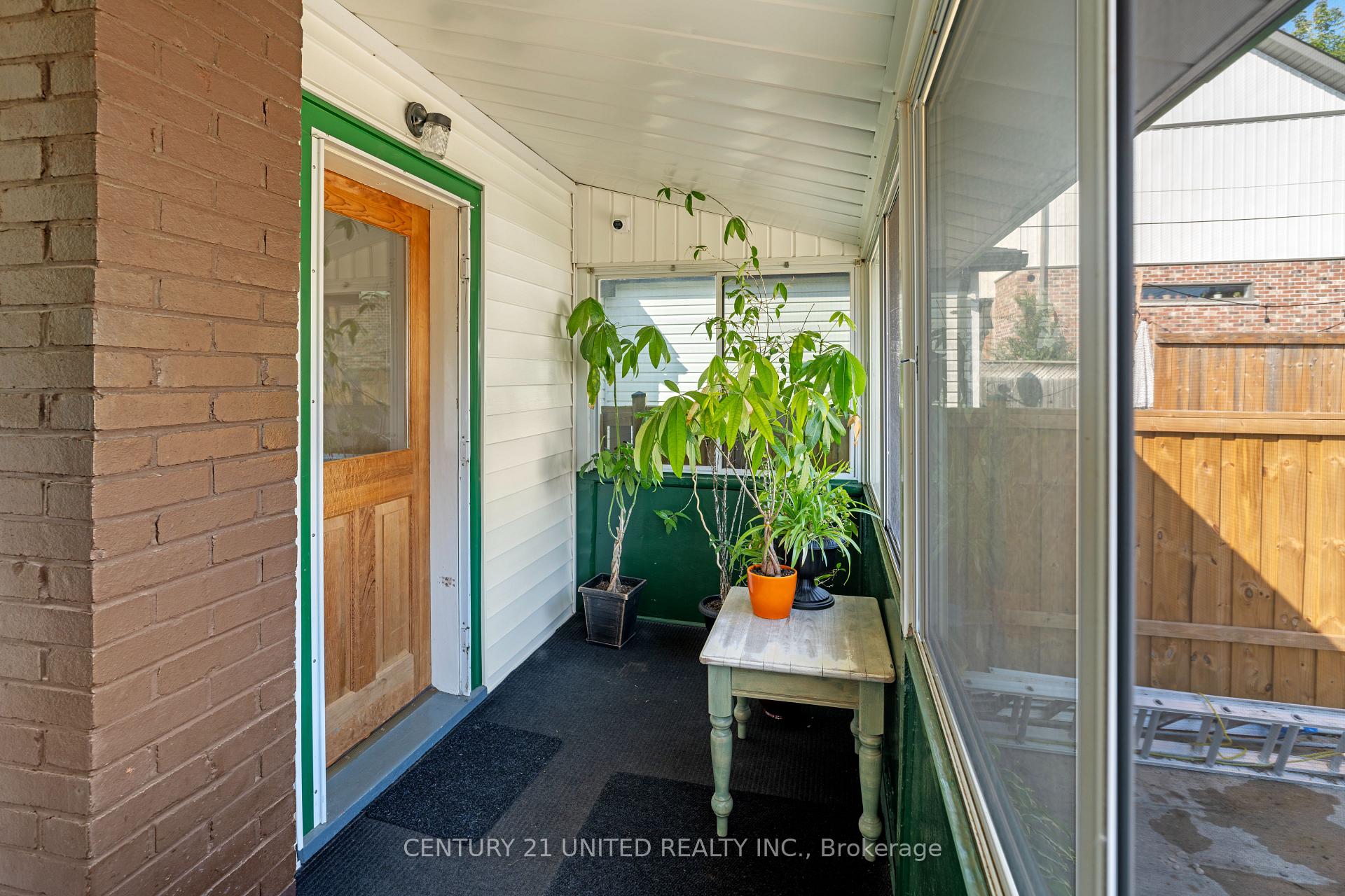 Photo 3 of 402 Mcdonnel Street, Peterborough, Town Ward 3 — HOMEH