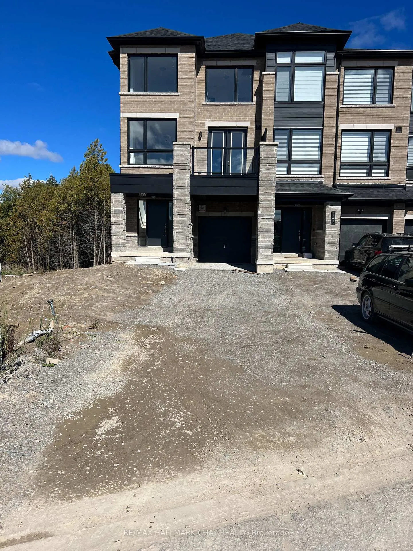 Photo 3 of 150 Blue Forest Crescent, Barrie, Innis-Shore — HOMEH