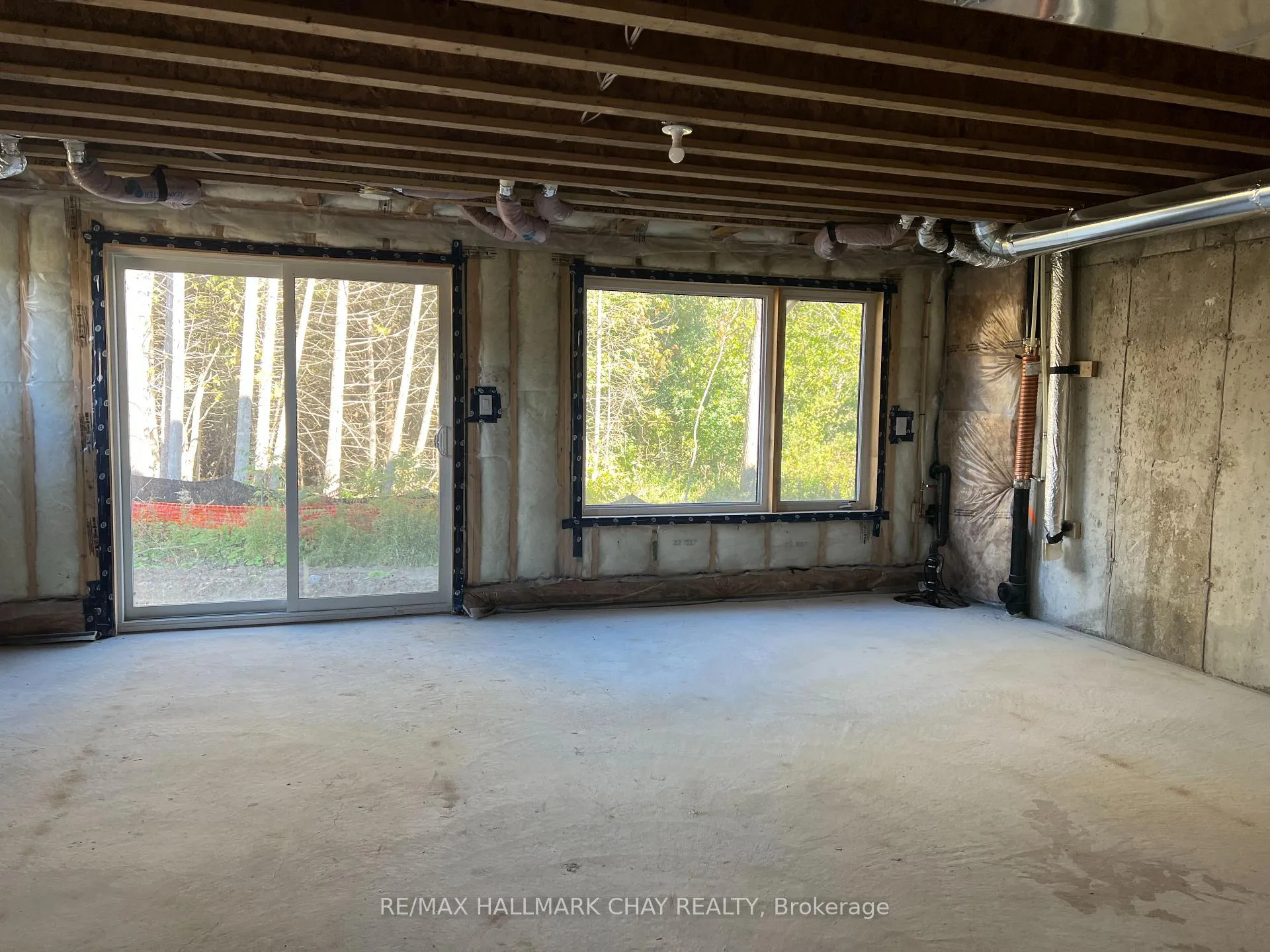 Photo 4 of 150 Blue Forest Crescent, Barrie, Innis-Shore — HOMEH