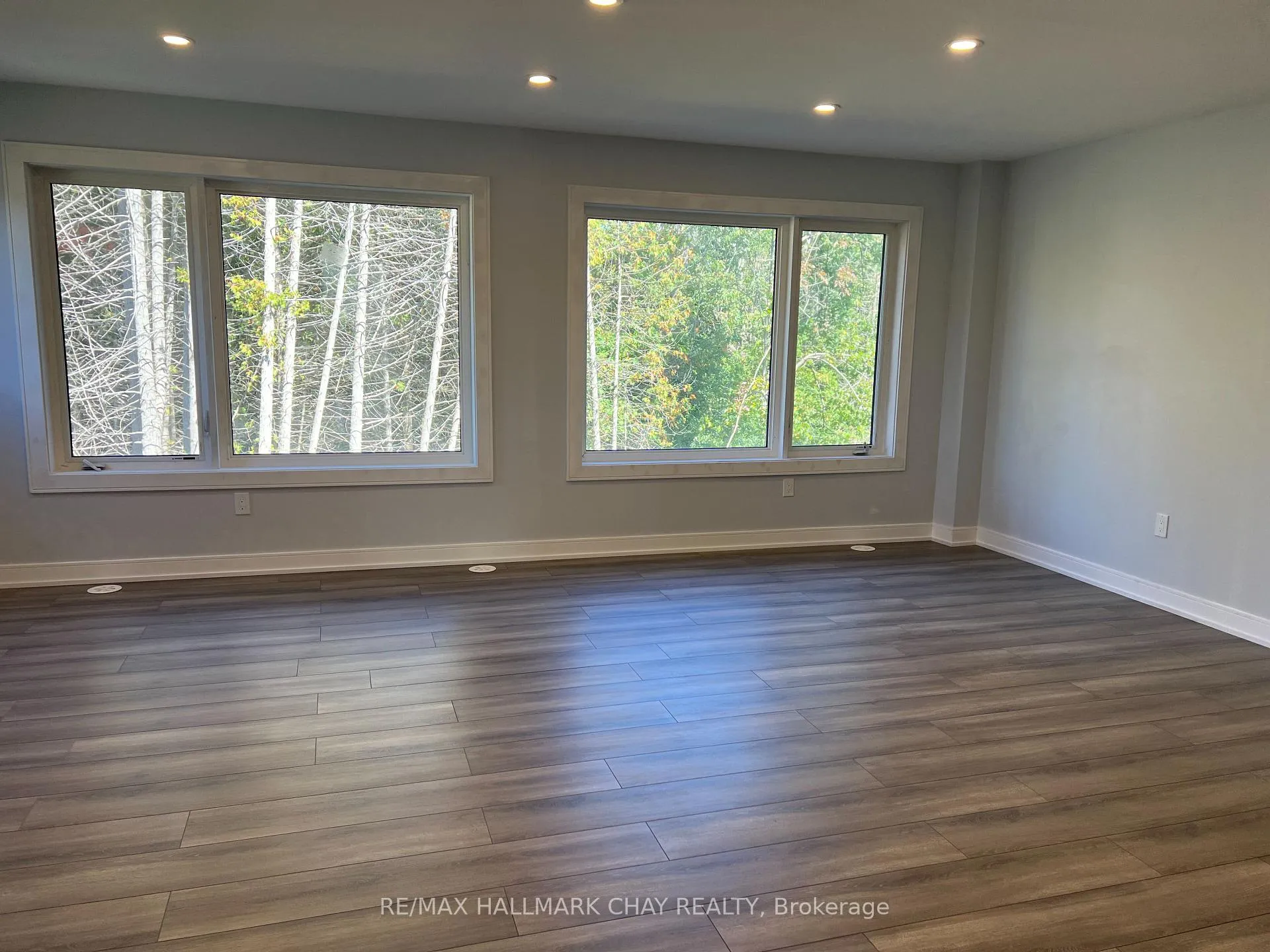 Photo 5 of 150 Blue Forest Crescent, Barrie, Innis-Shore — HOMEH