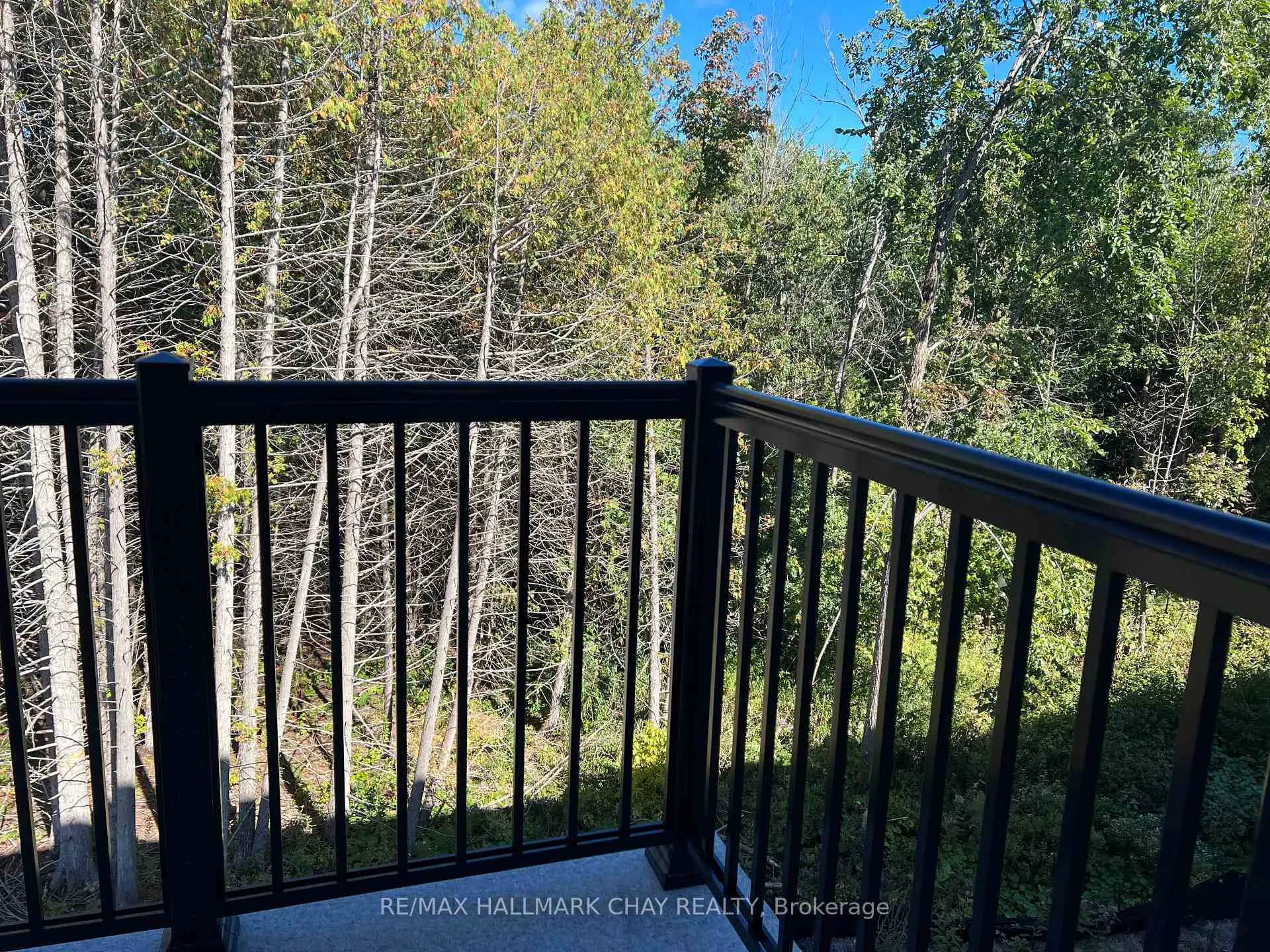 Photo 7 of 150 Blue Forest Crescent, Barrie, Innis-Shore — HOMEH