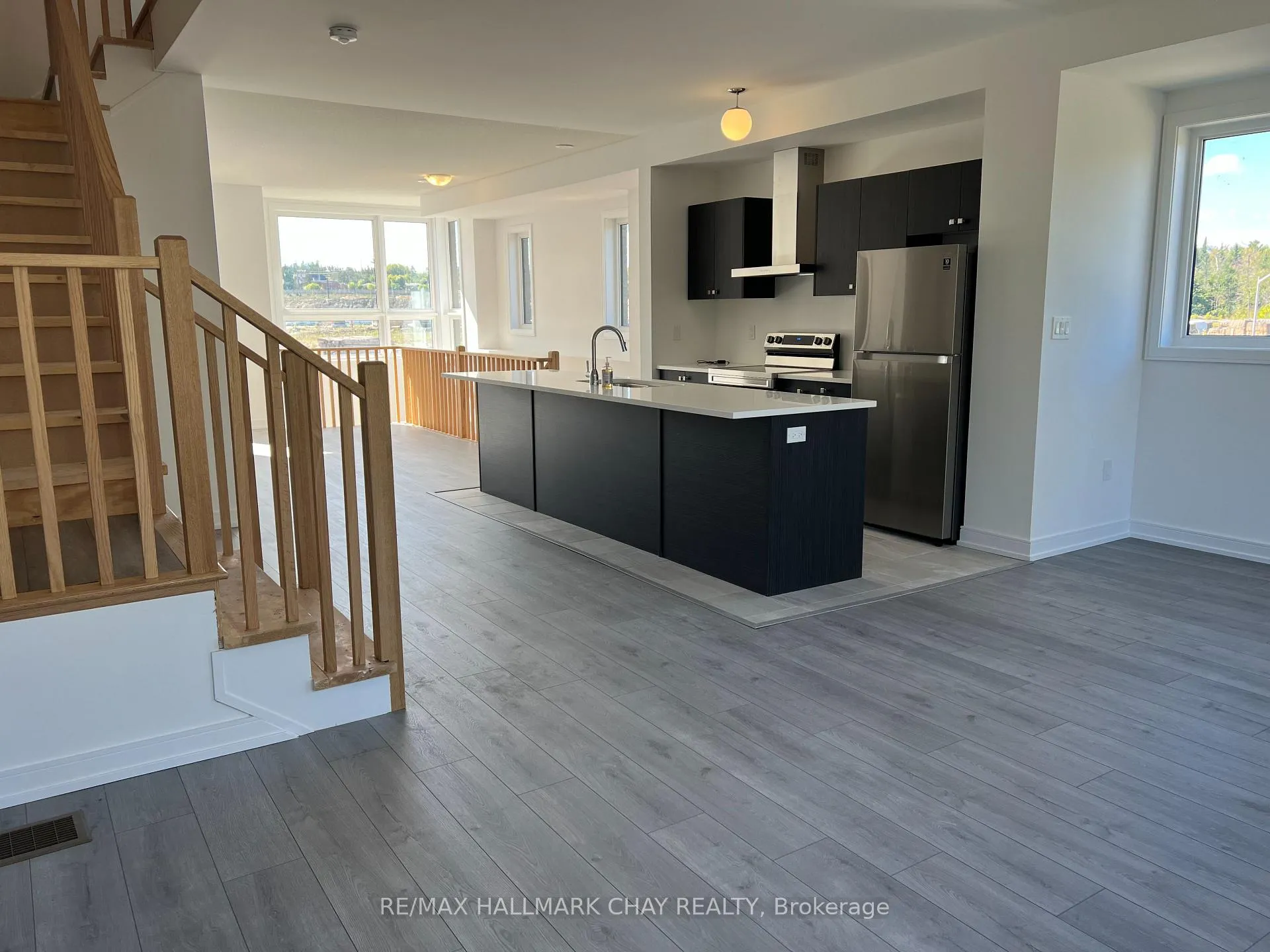 Photo 8 of 150 Blue Forest Crescent, Barrie, Innis-Shore — HOMEH