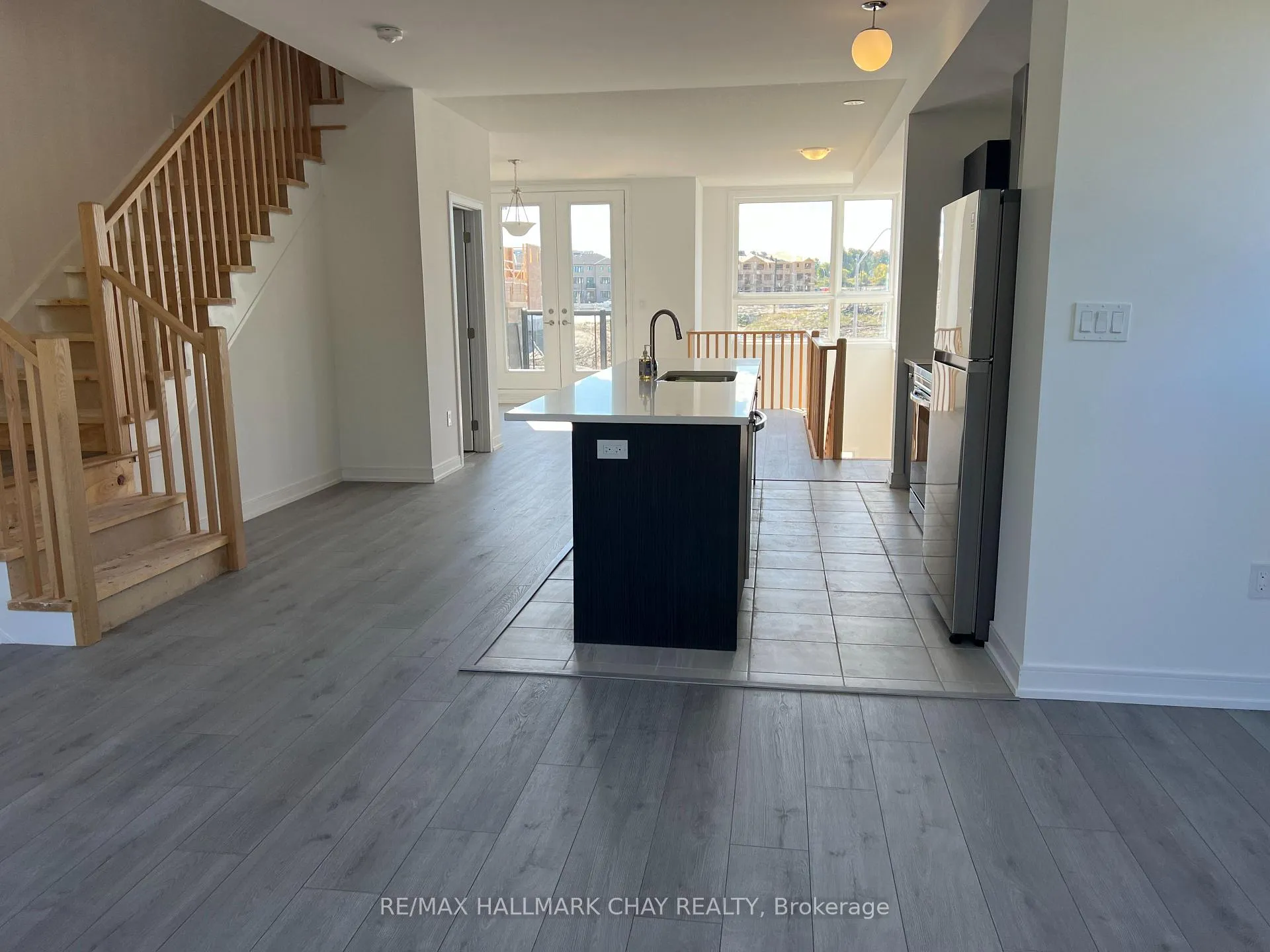Photo 9 of 150 Blue Forest Crescent, Barrie, Innis-Shore — HOMEH