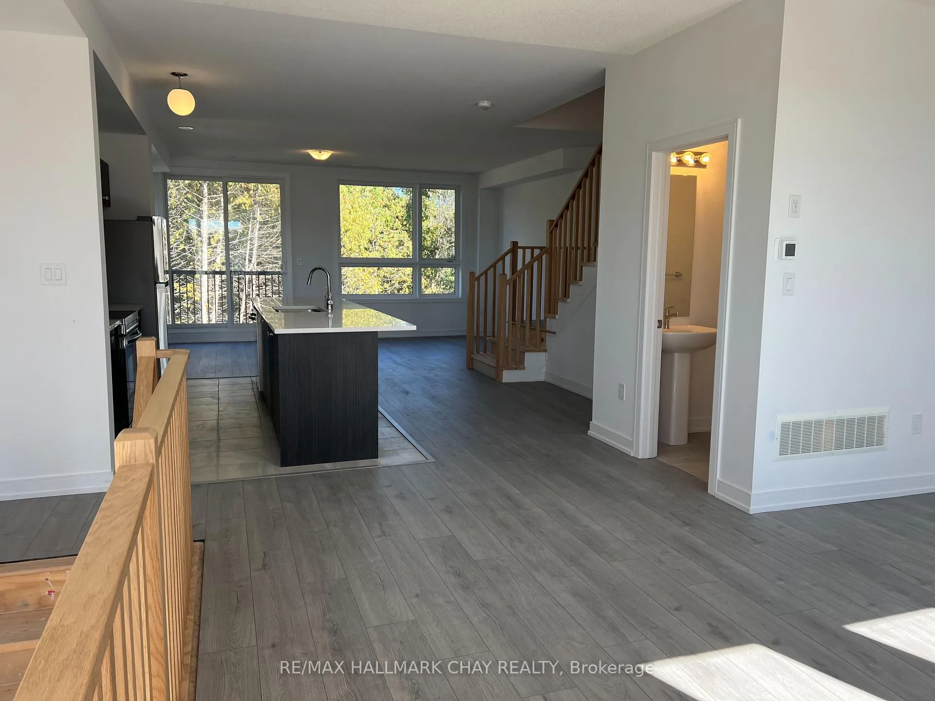 Photo 11 of 150 Blue Forest Crescent, Barrie, Innis-Shore — HOMEH