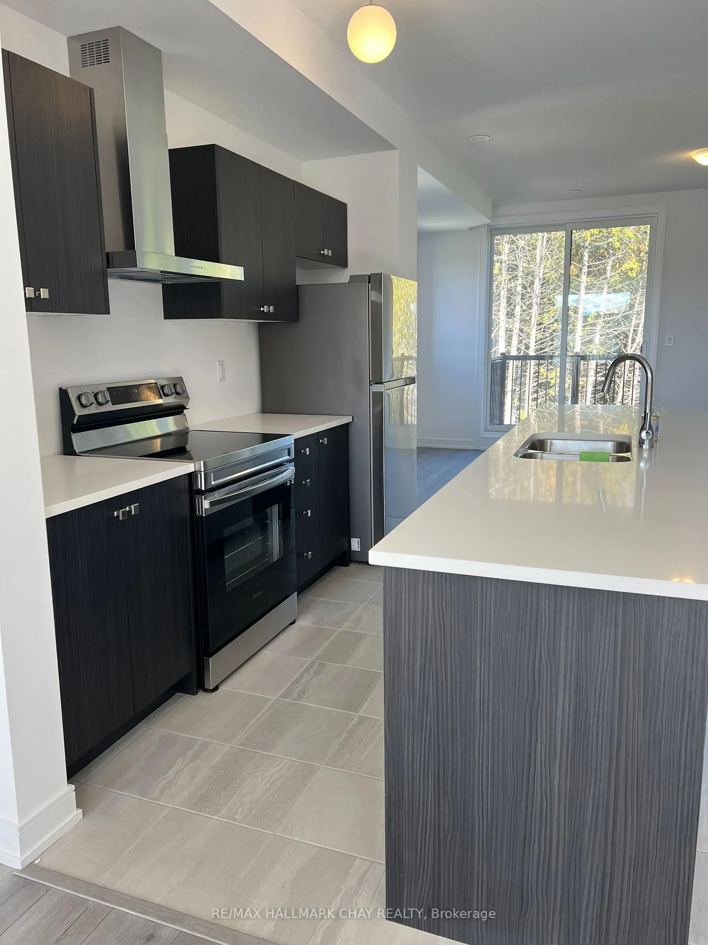 Photo 12 of 150 Blue Forest Crescent, Barrie, Innis-Shore — HOMEH
