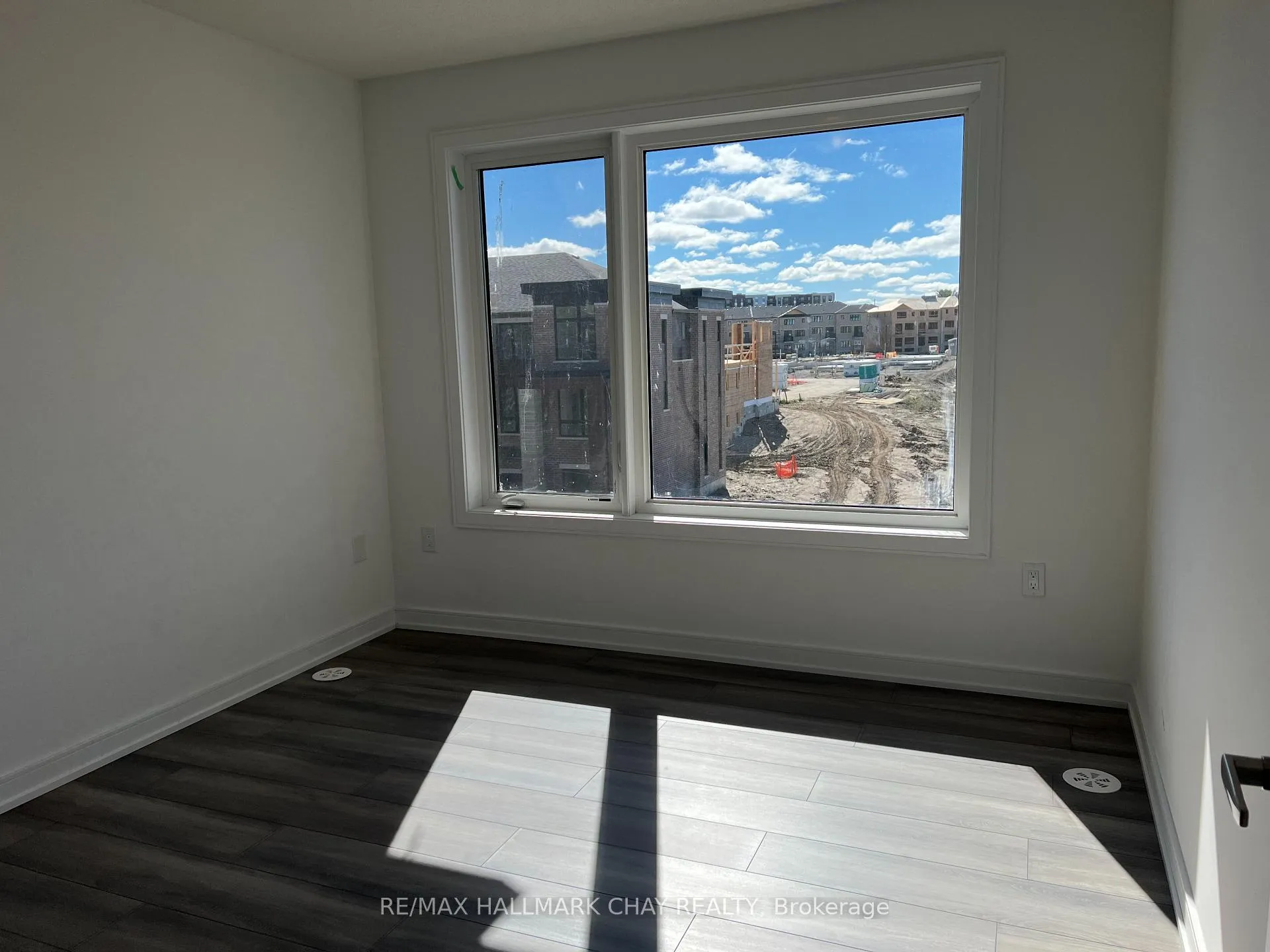 Photo 13 of 150 Blue Forest Crescent, Barrie, Innis-Shore — HOMEH