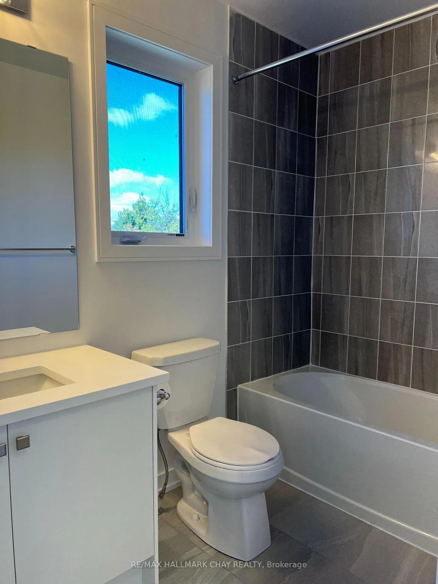 Photo 14 of 150 Blue Forest Crescent, Barrie, Innis-Shore — HOMEH