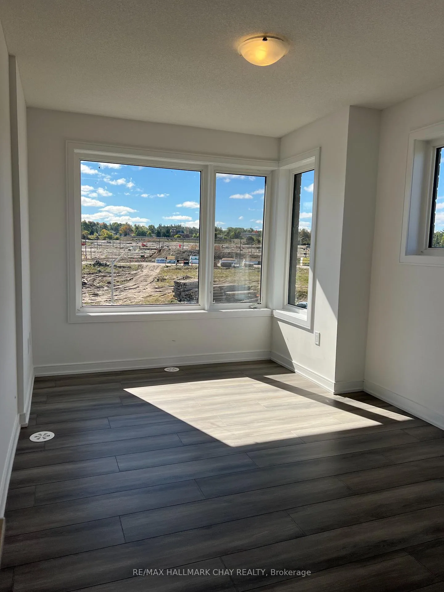 Photo 15 of 150 Blue Forest Crescent, Barrie, Innis-Shore — HOMEH
