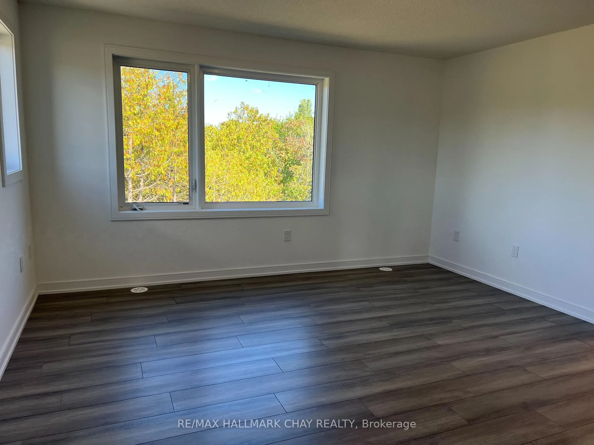 Photo 17 of 150 Blue Forest Crescent, Barrie, Innis-Shore — HOMEH
