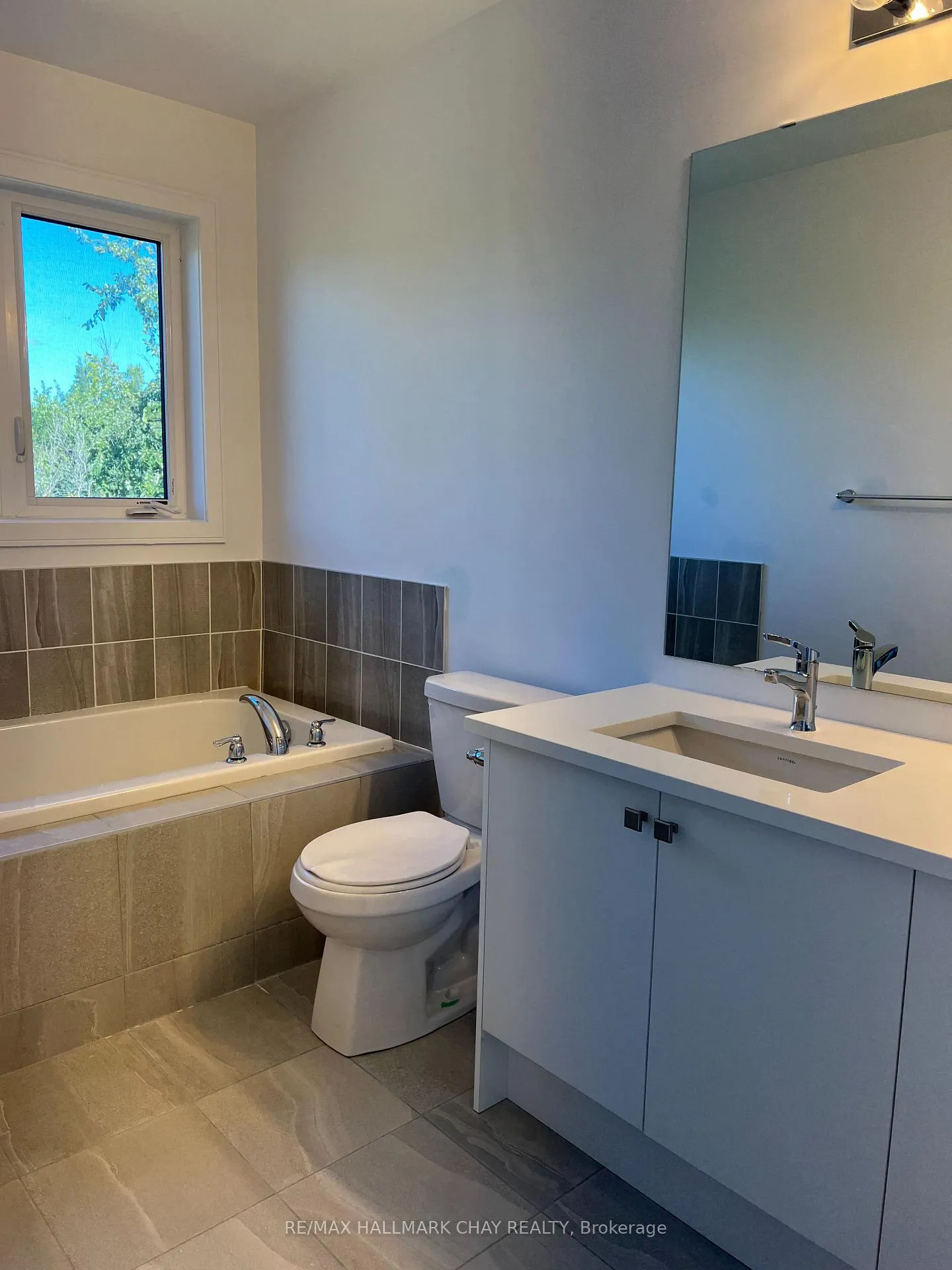 Photo 18 of 150 Blue Forest Crescent, Barrie, Innis-Shore — HOMEH
