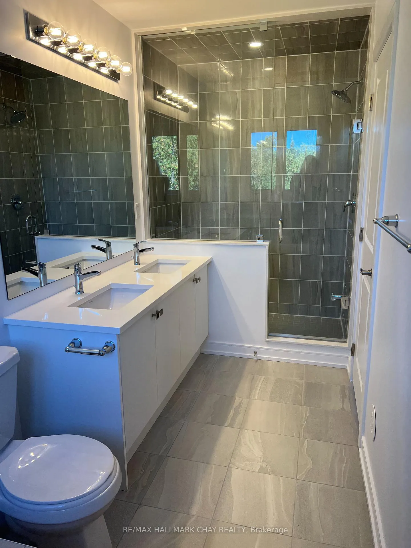 Photo 19 of 150 Blue Forest Crescent, Barrie, Innis-Shore — HOMEH