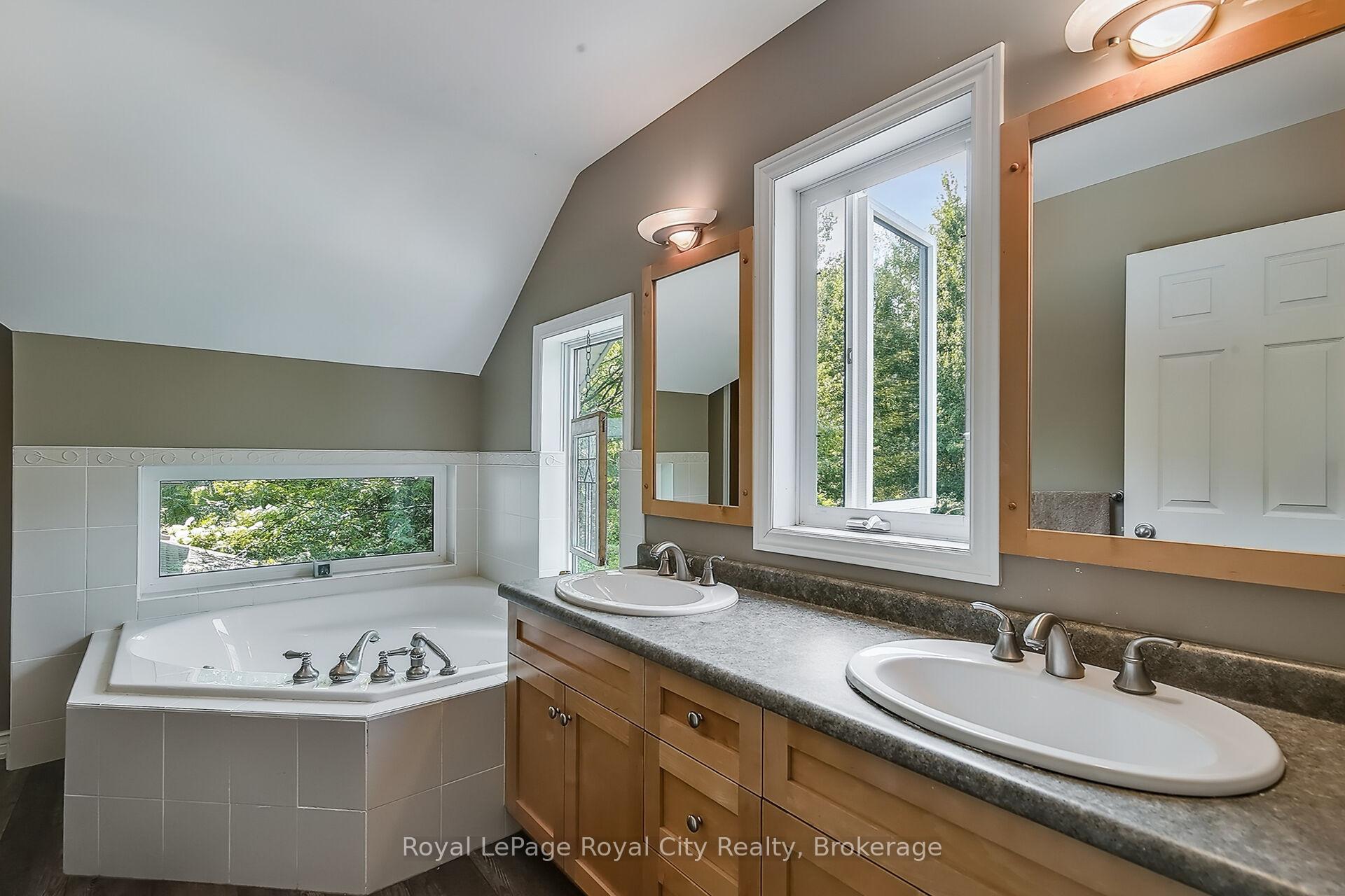 Photo 32 of 12 Kilkenny Place, Guelph, Pineridge/Westminster Woods — HOMEH