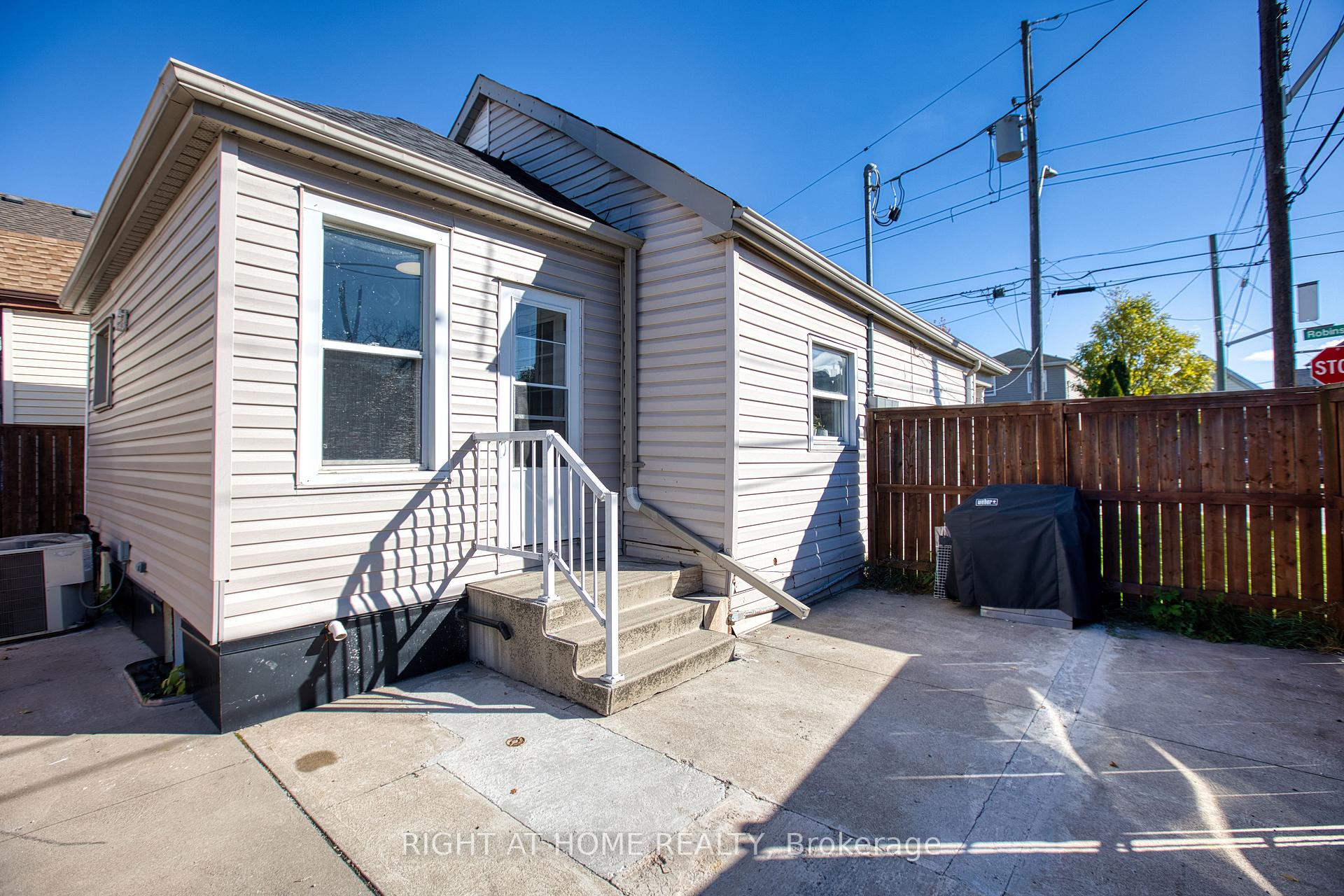 Photo 5 of 85 Robins Avenue, Hamilton, Crown Point — HOMEH