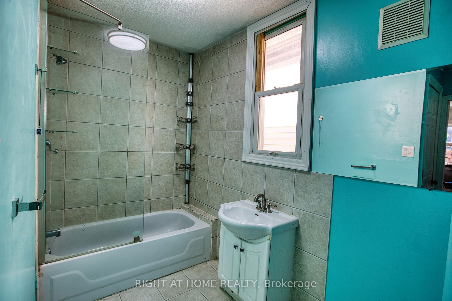 Photo 22 of 85 Robins Avenue, Hamilton, Crown Point — HOMEH