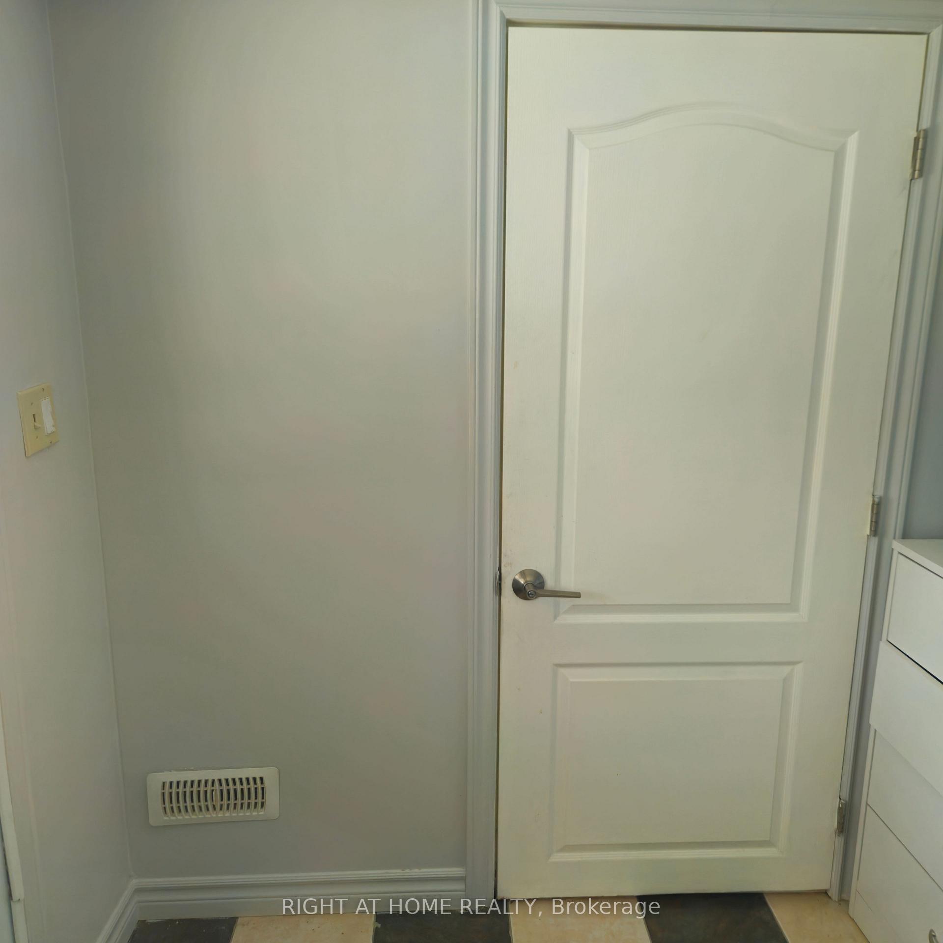 Photo 8 of Unit Basement, 43 Attridge Drive, Aurora, Aurora Village — HOMEH